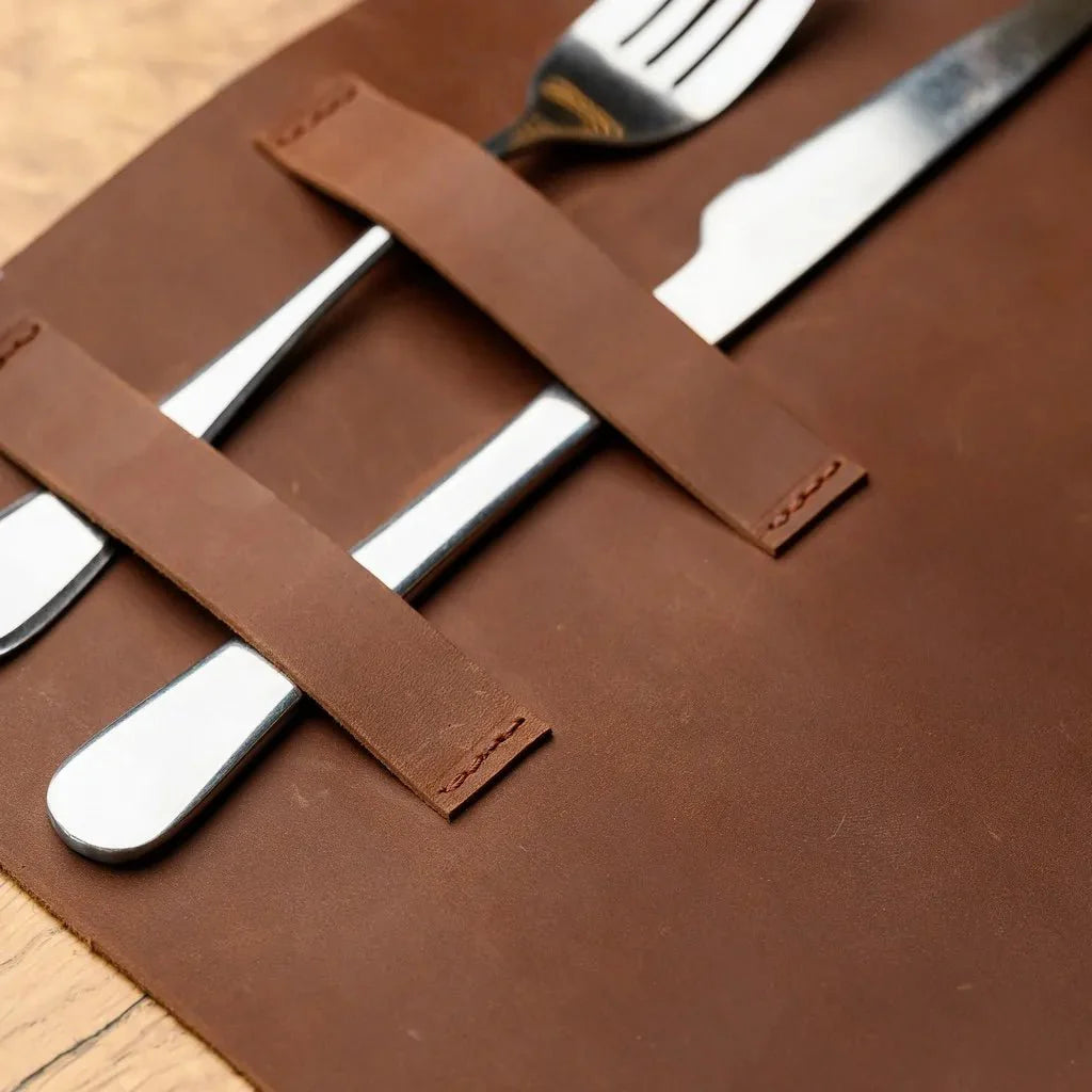 Classic Crazy Horse leather beer placemat with an antique finish, perfect for protecting wooden tables while adding a refined and timeless aesthetic.