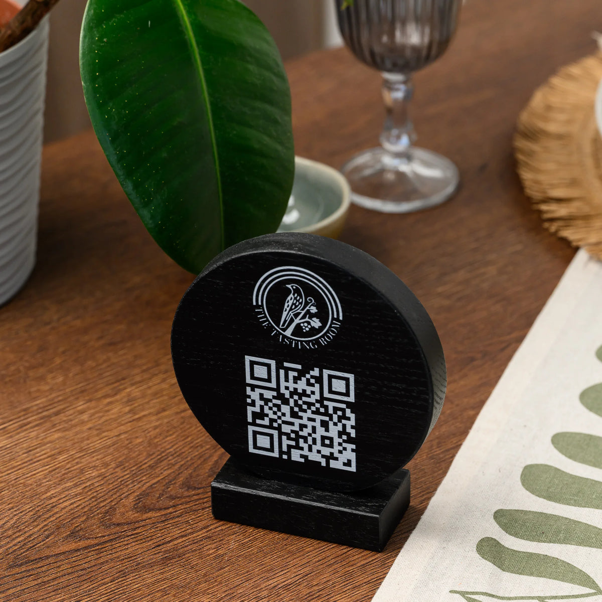 QR стенд дубовый с гравировкой