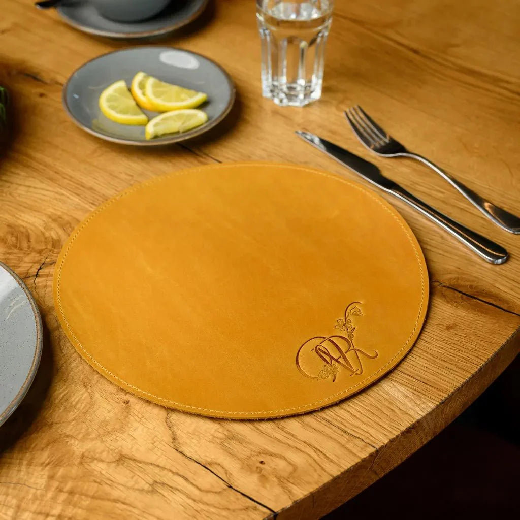 Elegant Circle-Shaped Placemat in Crazy Horse leather, perfect for everyday use and special occasions. Water-resistant and easy to clean for hassle-free maintenance.