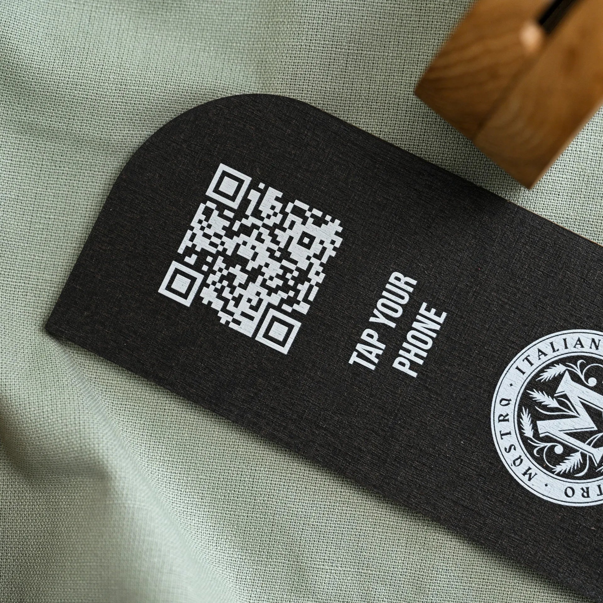 NFC Tag and QR Code Sign at Wooden Stand (NW03) - inkohoreca - shop