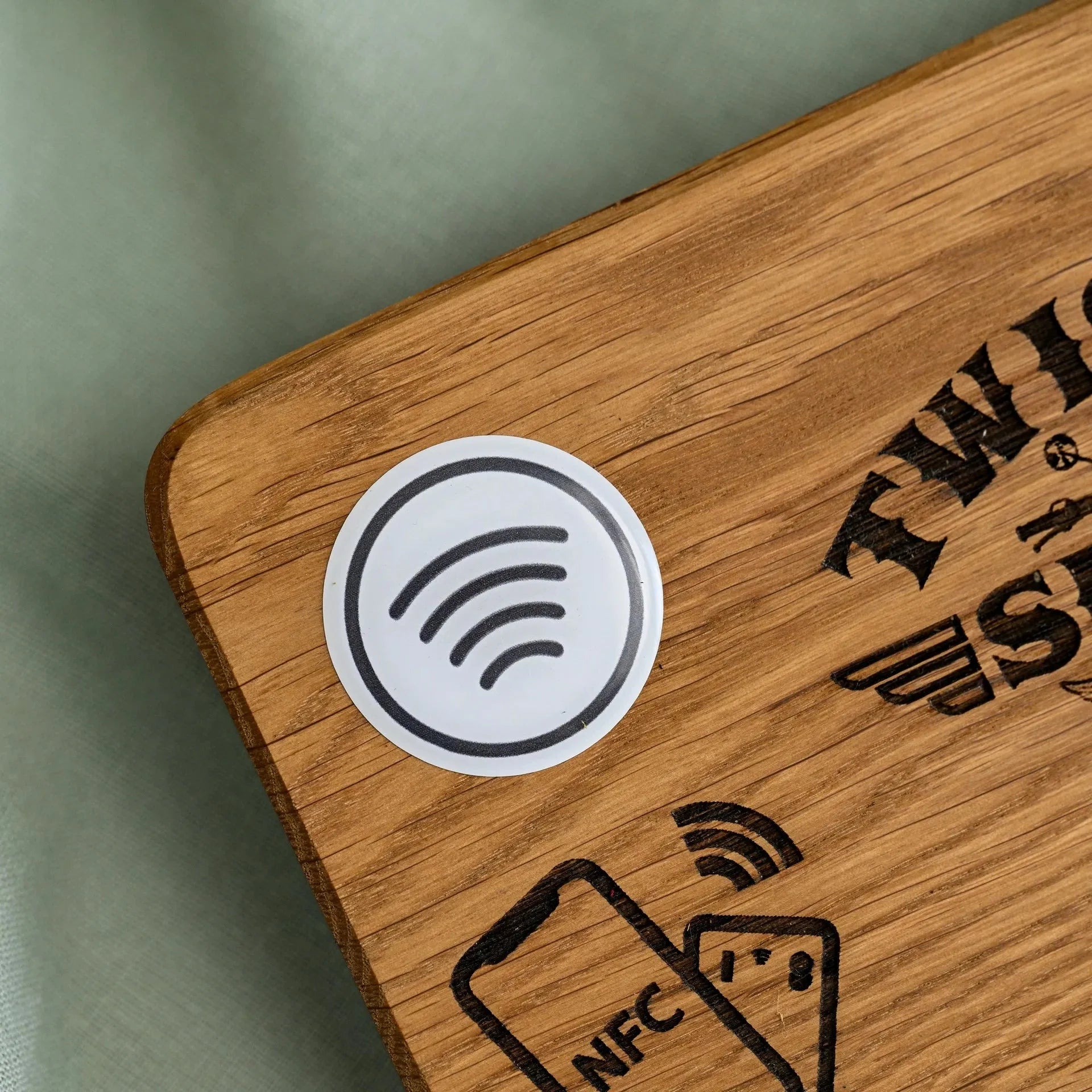 NFC Tag Stand with Logo Engraving (NW01) - inkohoreca - shop