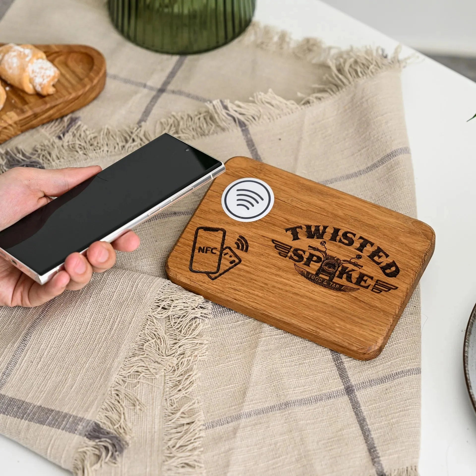 NFC Tag Stand with Logo Engraving (NW01) - inkohoreca - shop