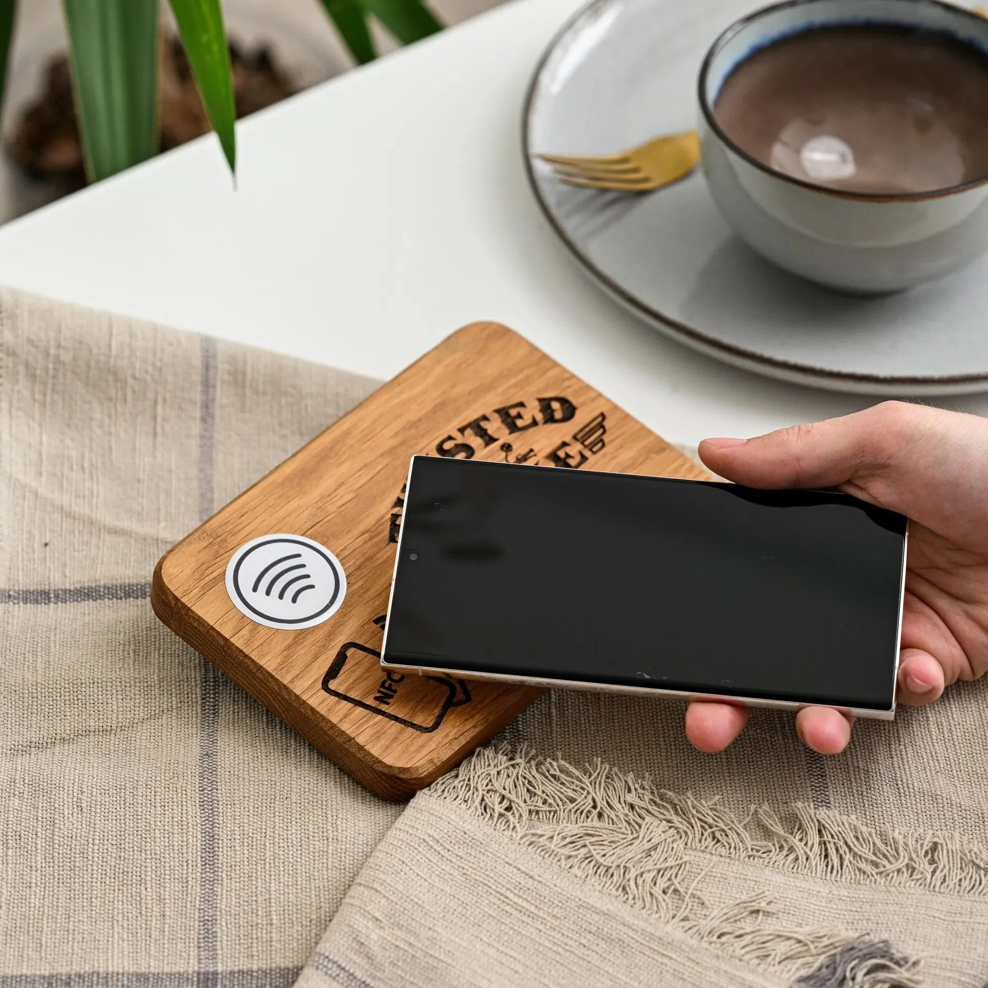NFC Tag Stand with Logo Engraving (NW01) - inkohoreca - shop