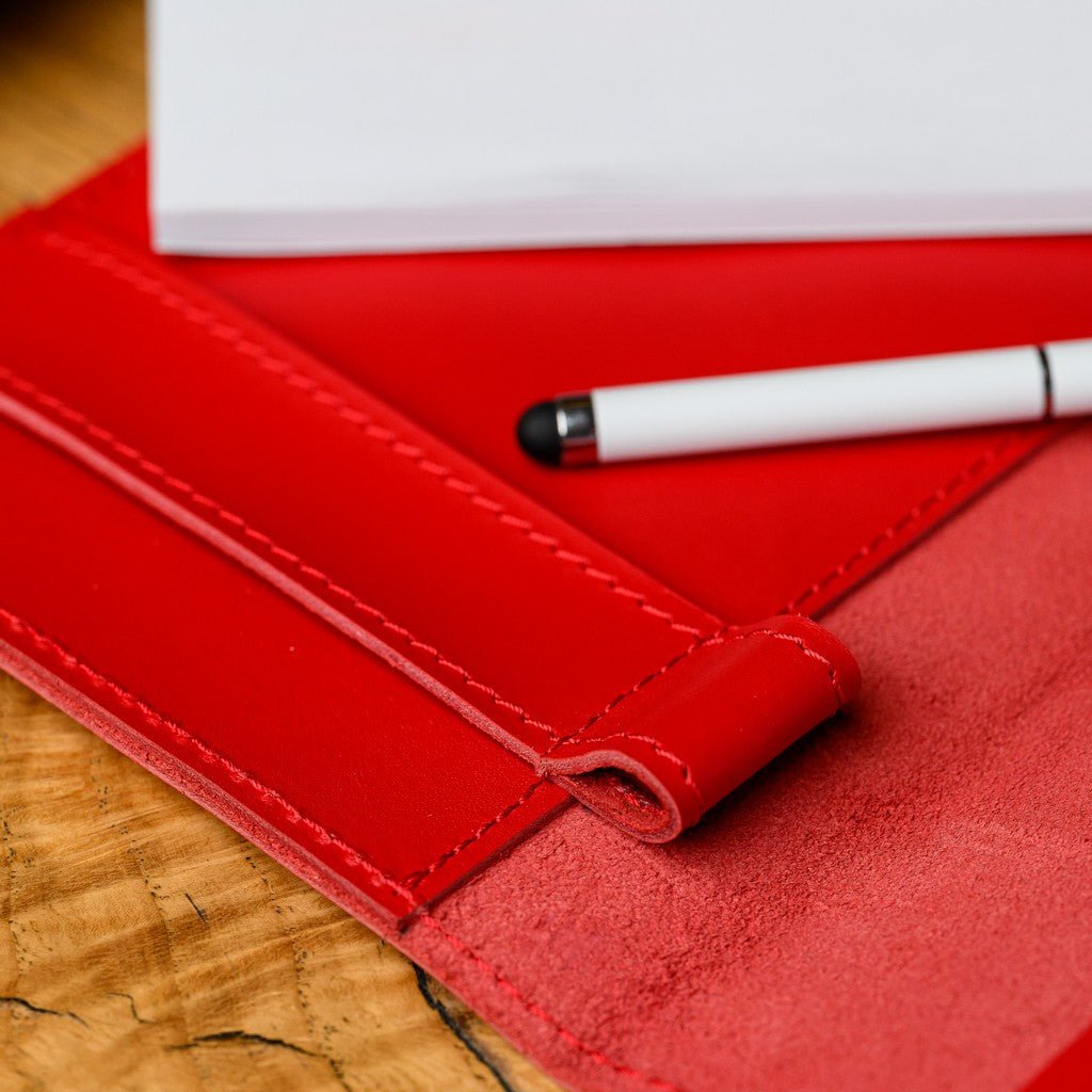 Sleek and modern waiter’s notebook crafted from genuine Capri leather, designed to withstand daily use in fast-paced restaurants and cafés.