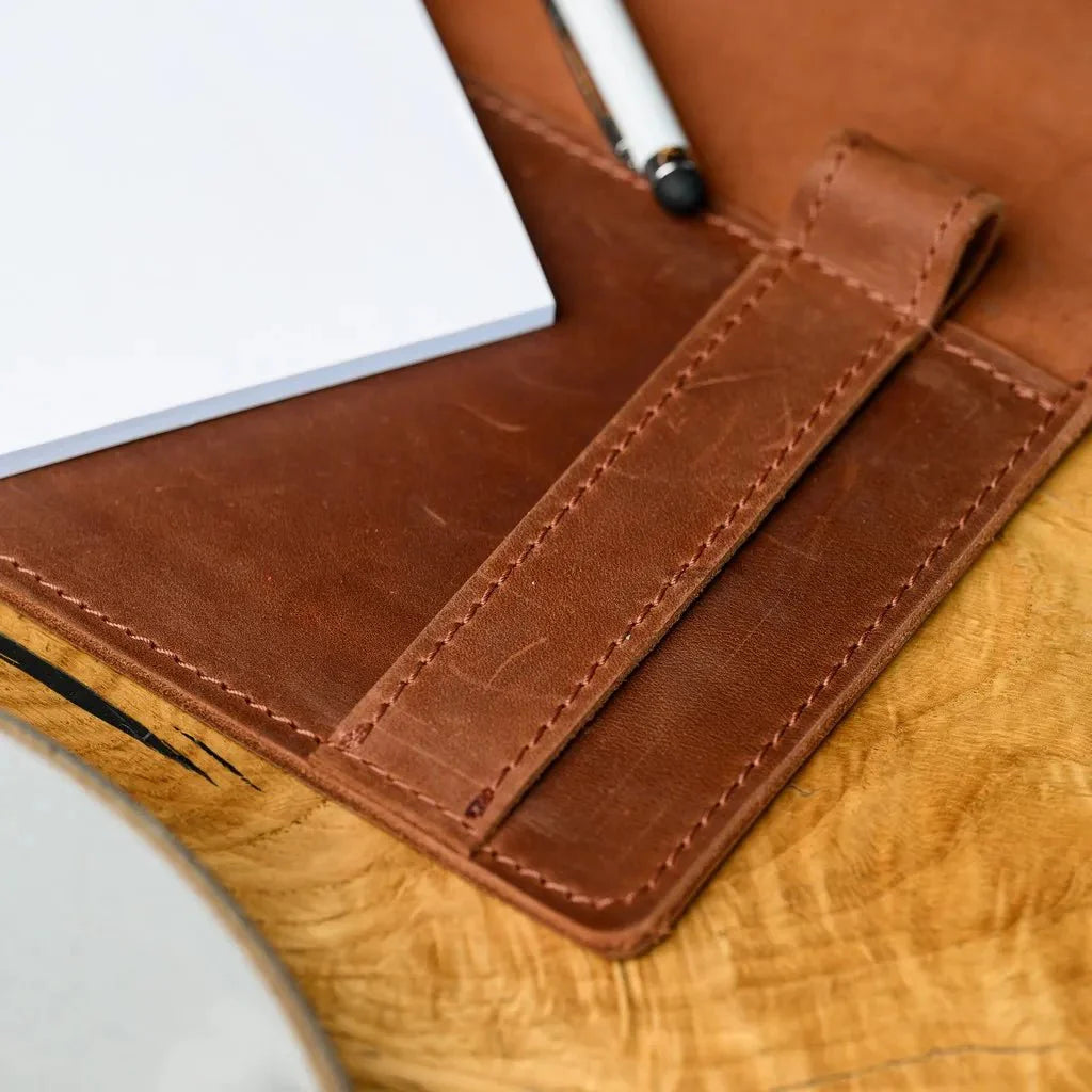 Luxury Crazy Horse leather waiter’s notepad with a secure closure, perfect for daily use in cafés, restaurants, and bars.