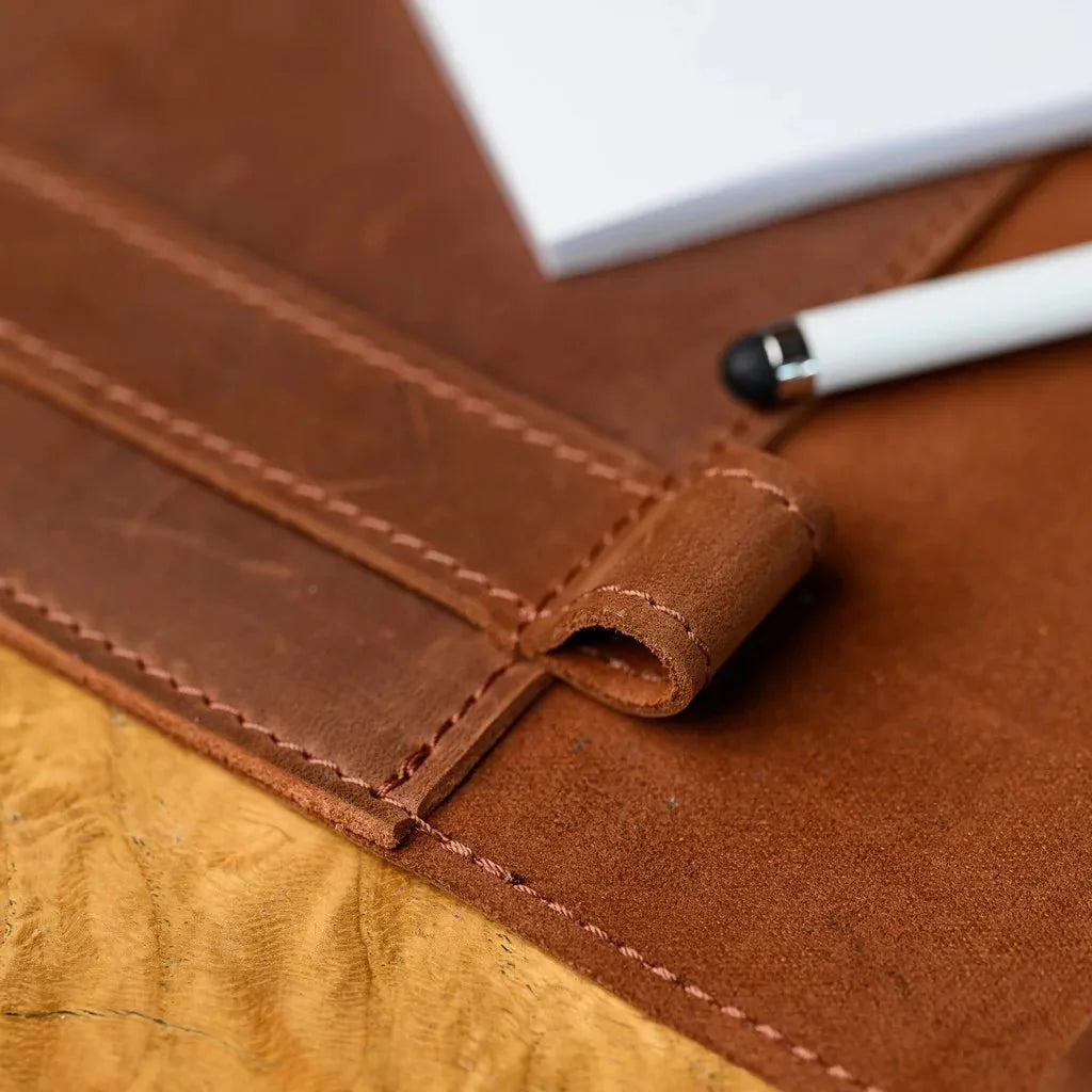 Classic Crazy Horse leather waiter’s notebook with a sturdy cover, ensuring long-lasting use in busy restaurant environments.