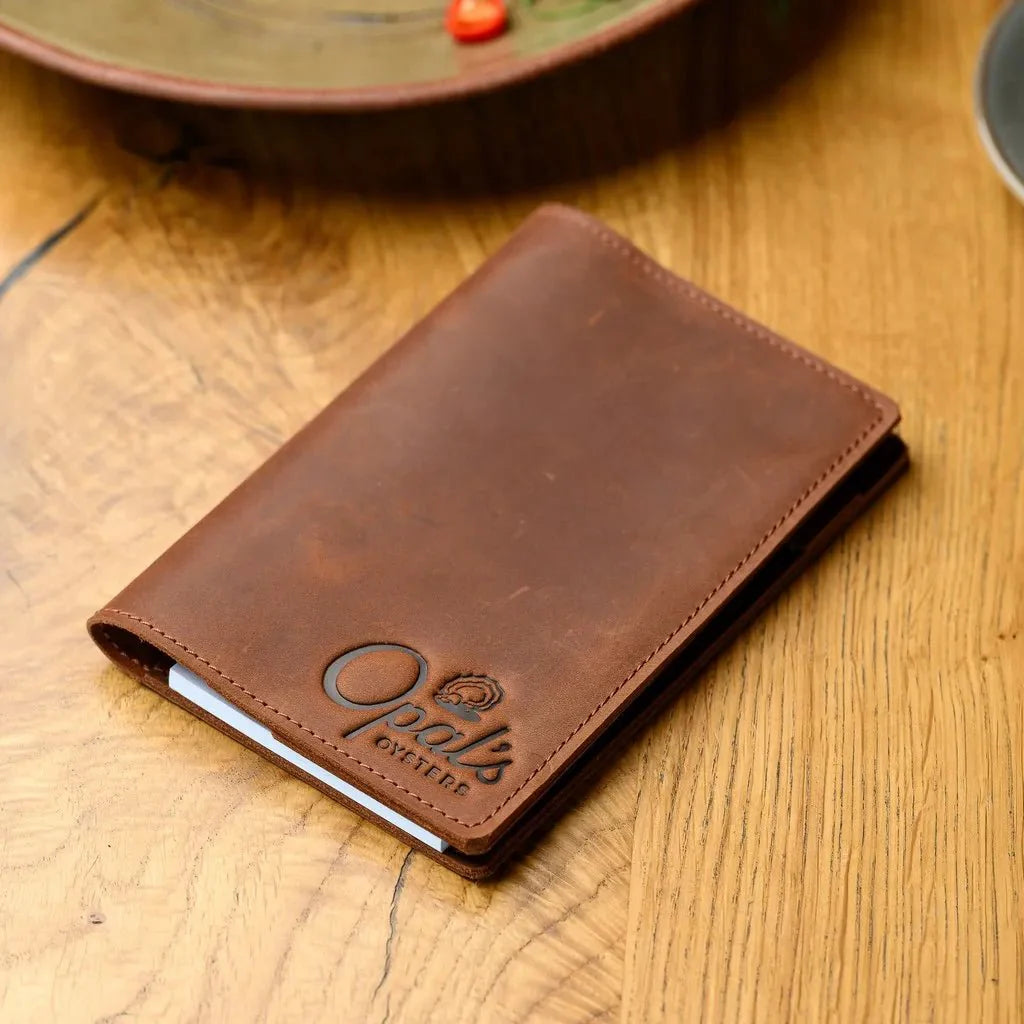 Premium Crazy Horse leather waiter’s notebook with a secure closure, perfect for organizing orders and notes in restaurants and cafés.