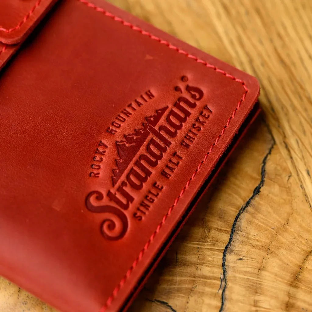 Rustic-style Crazy Horse leather waiter notebook with closure, offering a professional and elegant solution for taking orders in restaurants and cafés.