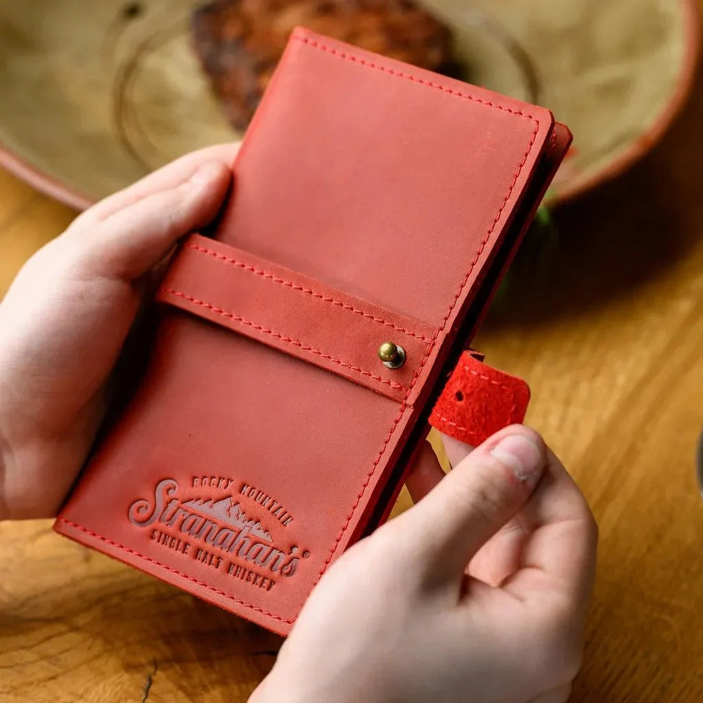 High-quality Crazy Horse leather notebook for waiters, featuring a secure closure and a professional look for daily use in busy restaurants.