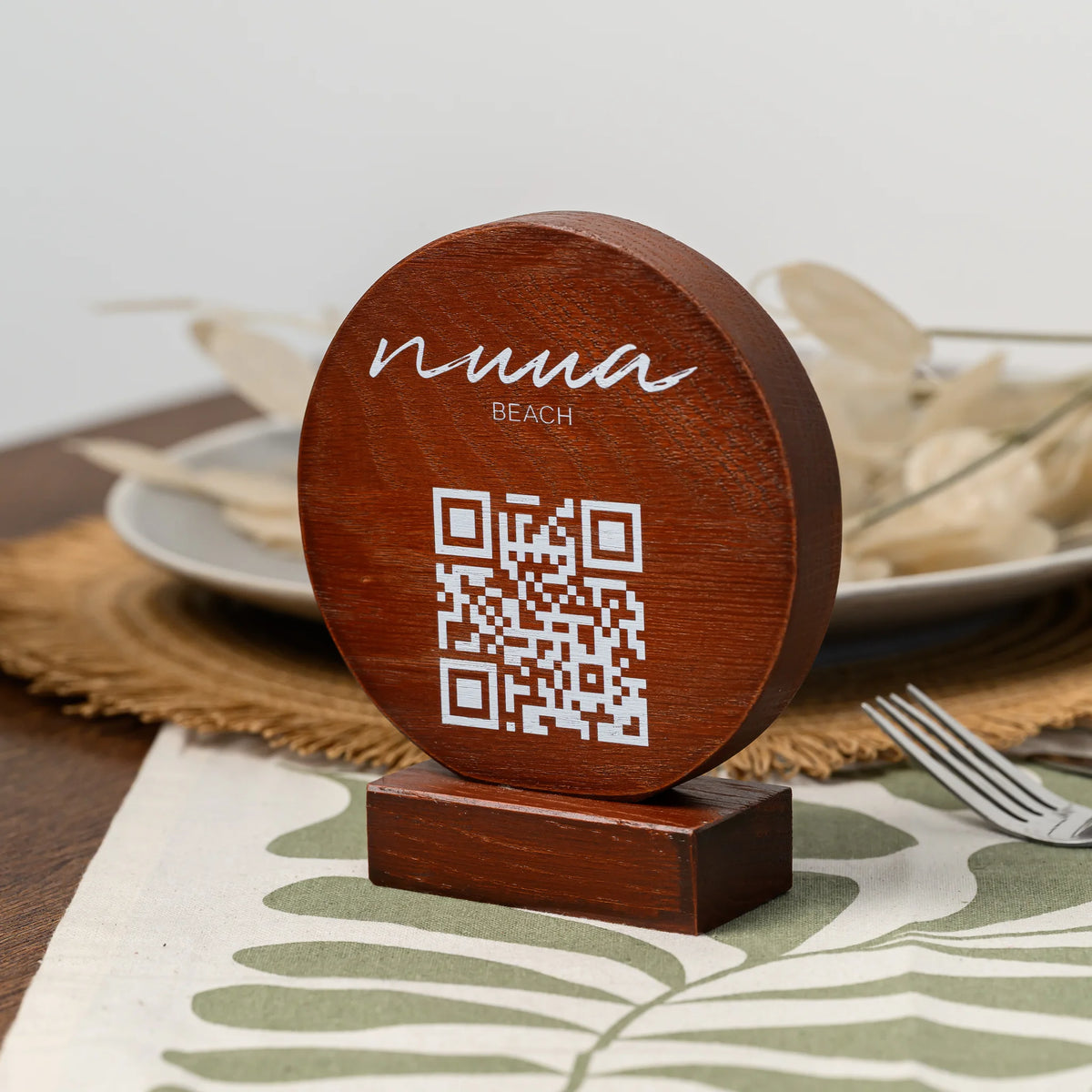 QR стенд дубовый с гравировкой