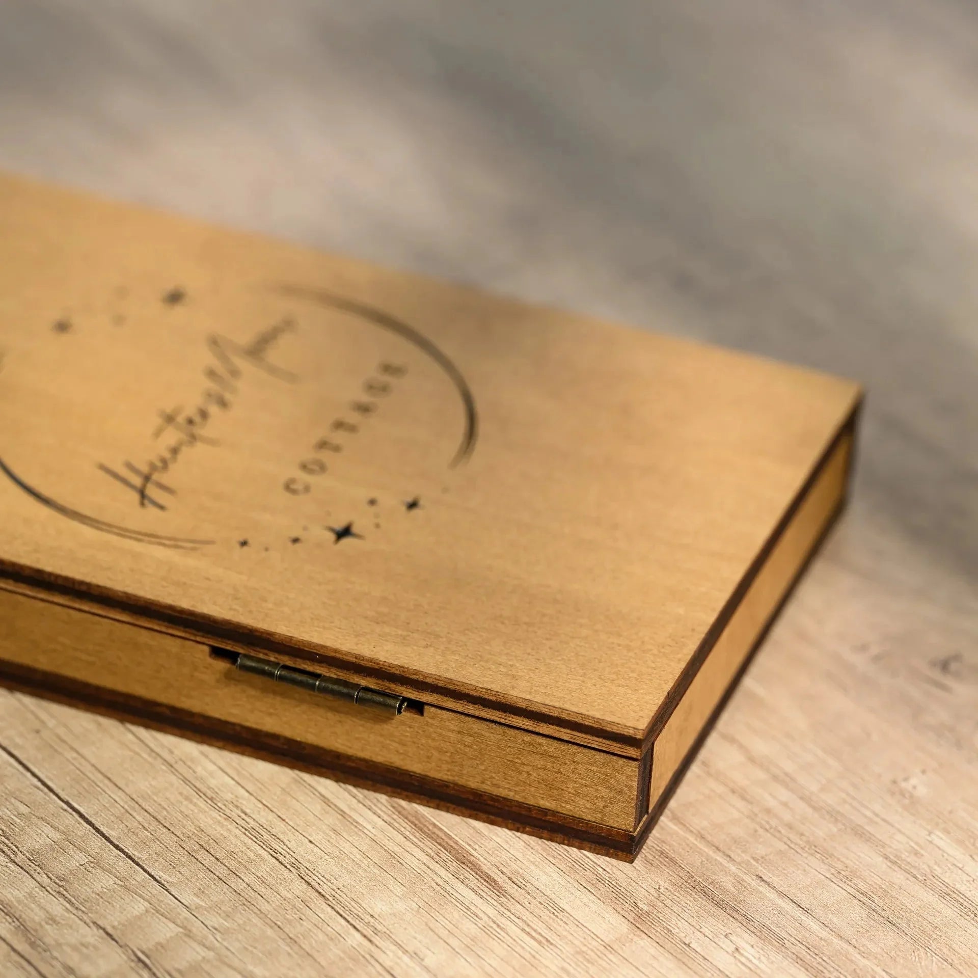 Plywood bill presenter in the form of a box with metal fasteners (R205) - inkohoreca - shop