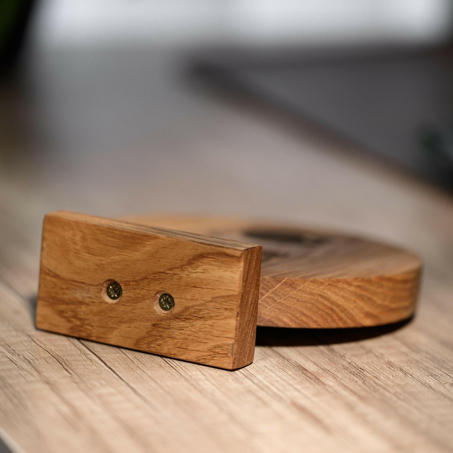 QR Menu Sign Engraved on Round Oak Stand (QW03) - inkohoreca - shop