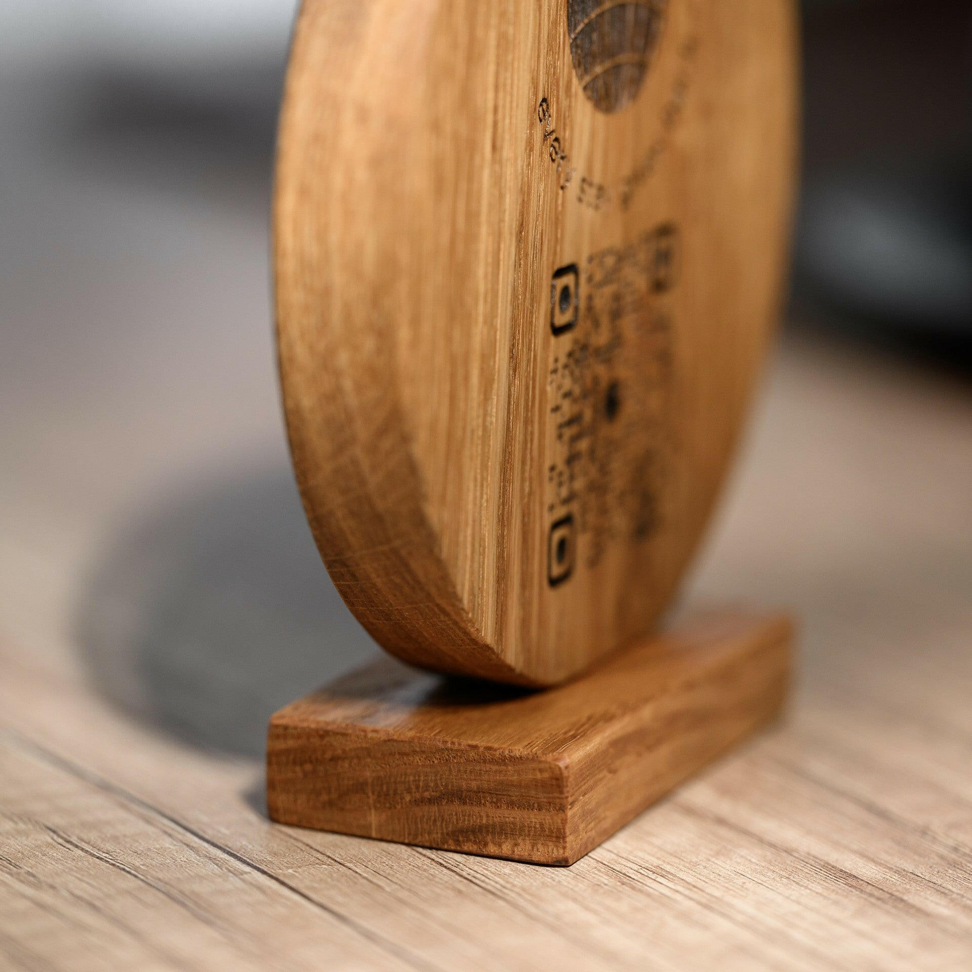 QR Menu Sign Engraved on Round Oak Stand (QW03) - inkohoreca - shop