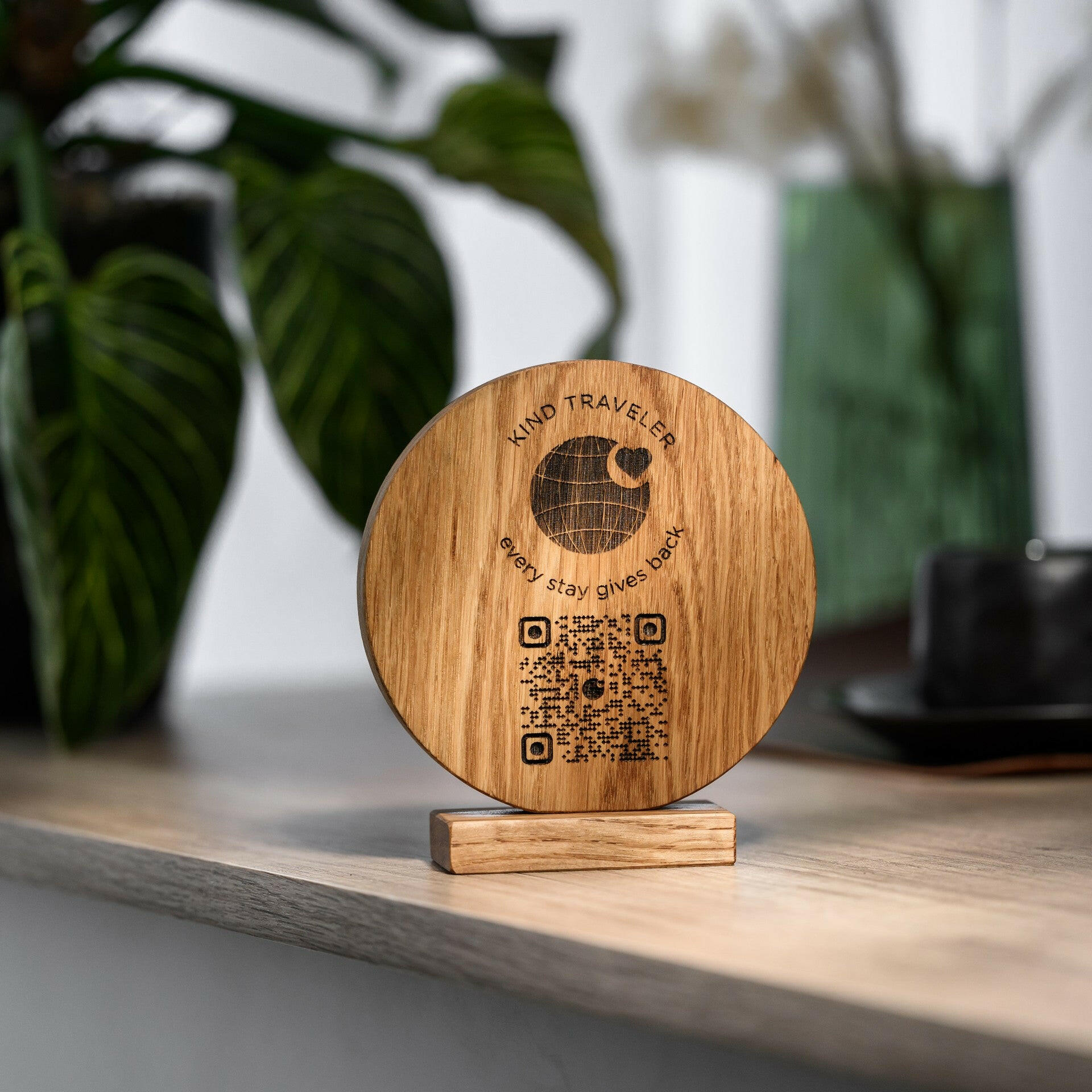 QR Menu Sign Engraved on Round Oak Stand (QW03) - inkohoreca - shop