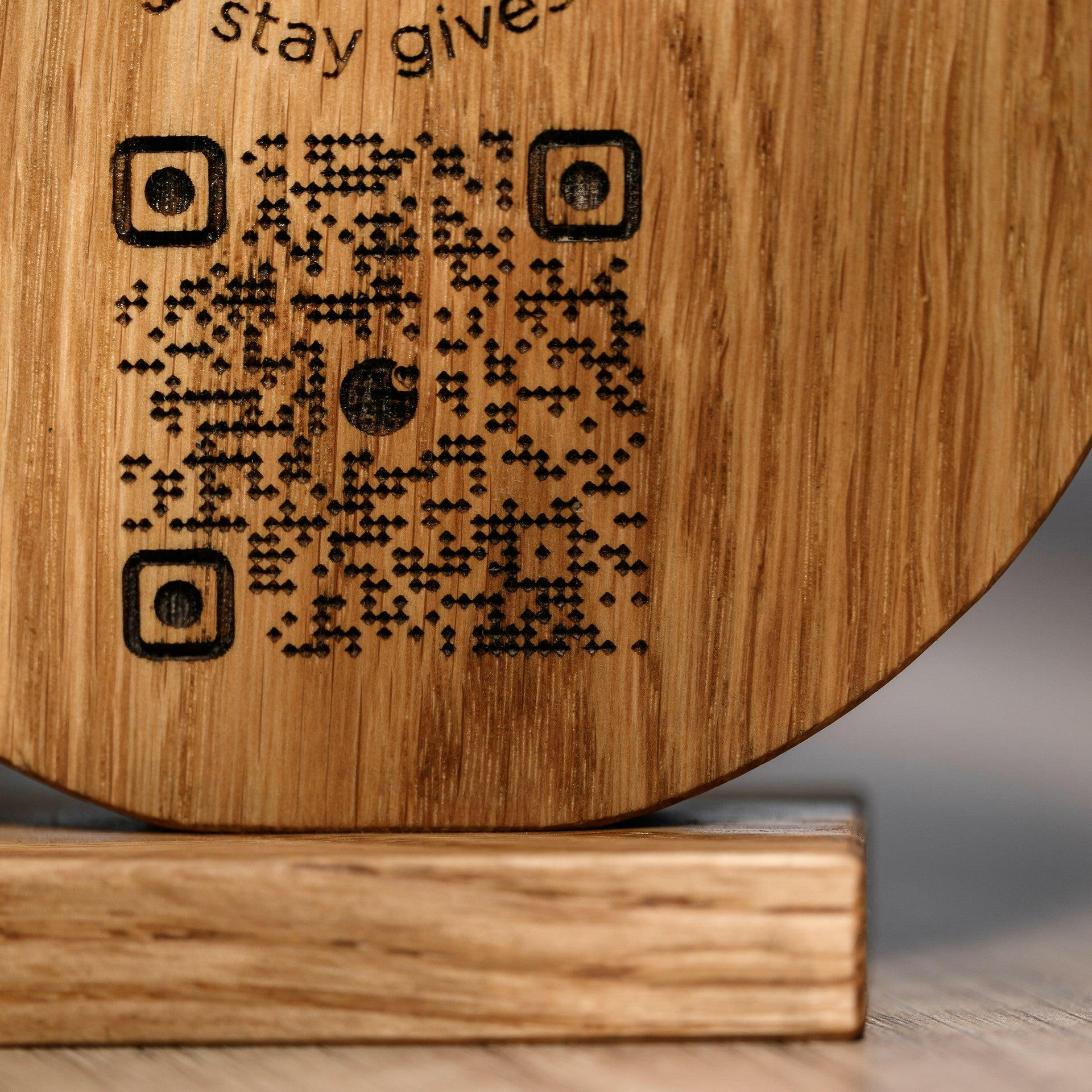 QR Menu Sign Engraved on Round Oak Stand (QW03) - inkohoreca - shop