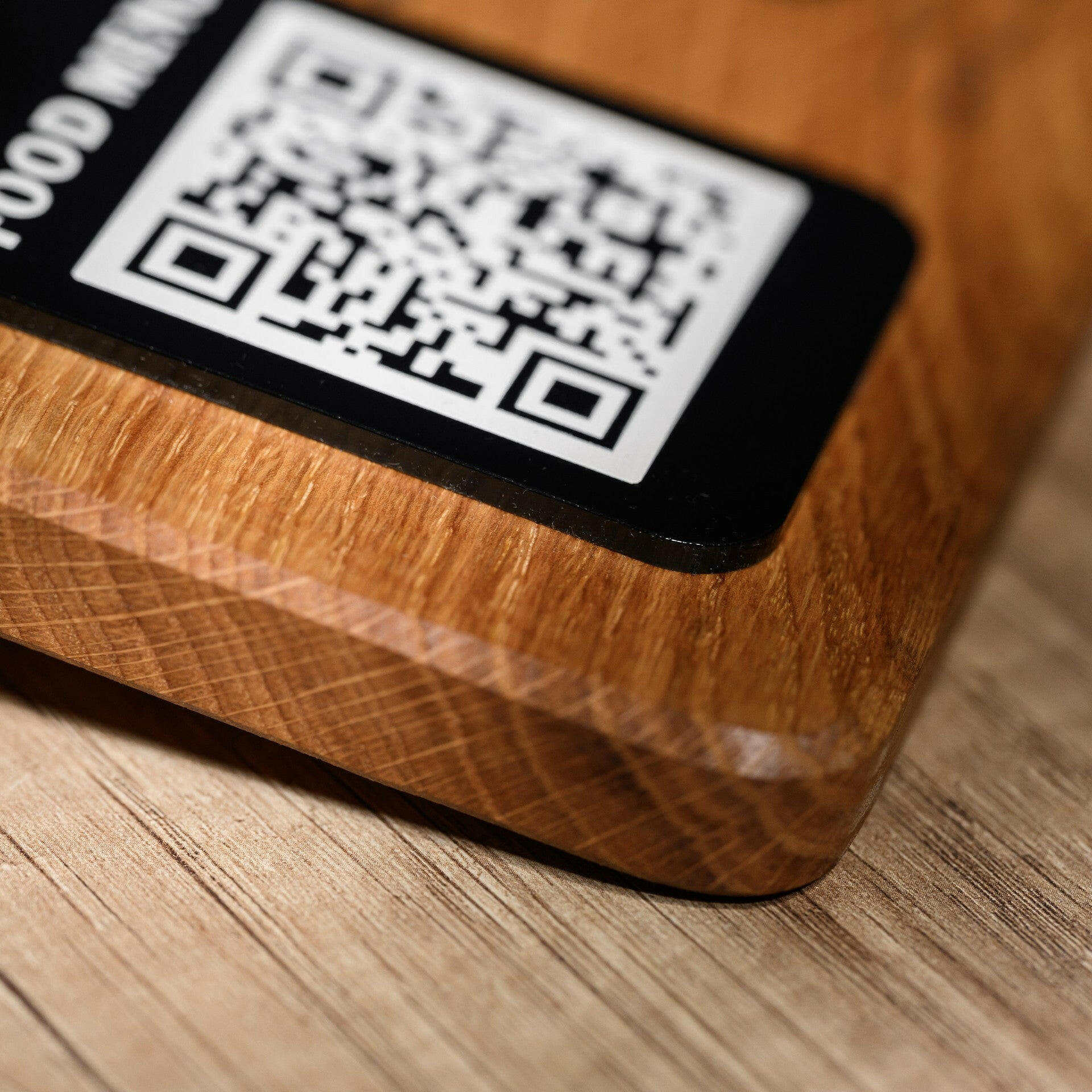 QR Menu Sign on Acrylic Tablet and Oaken base (QW01) - inkohoreca - shop