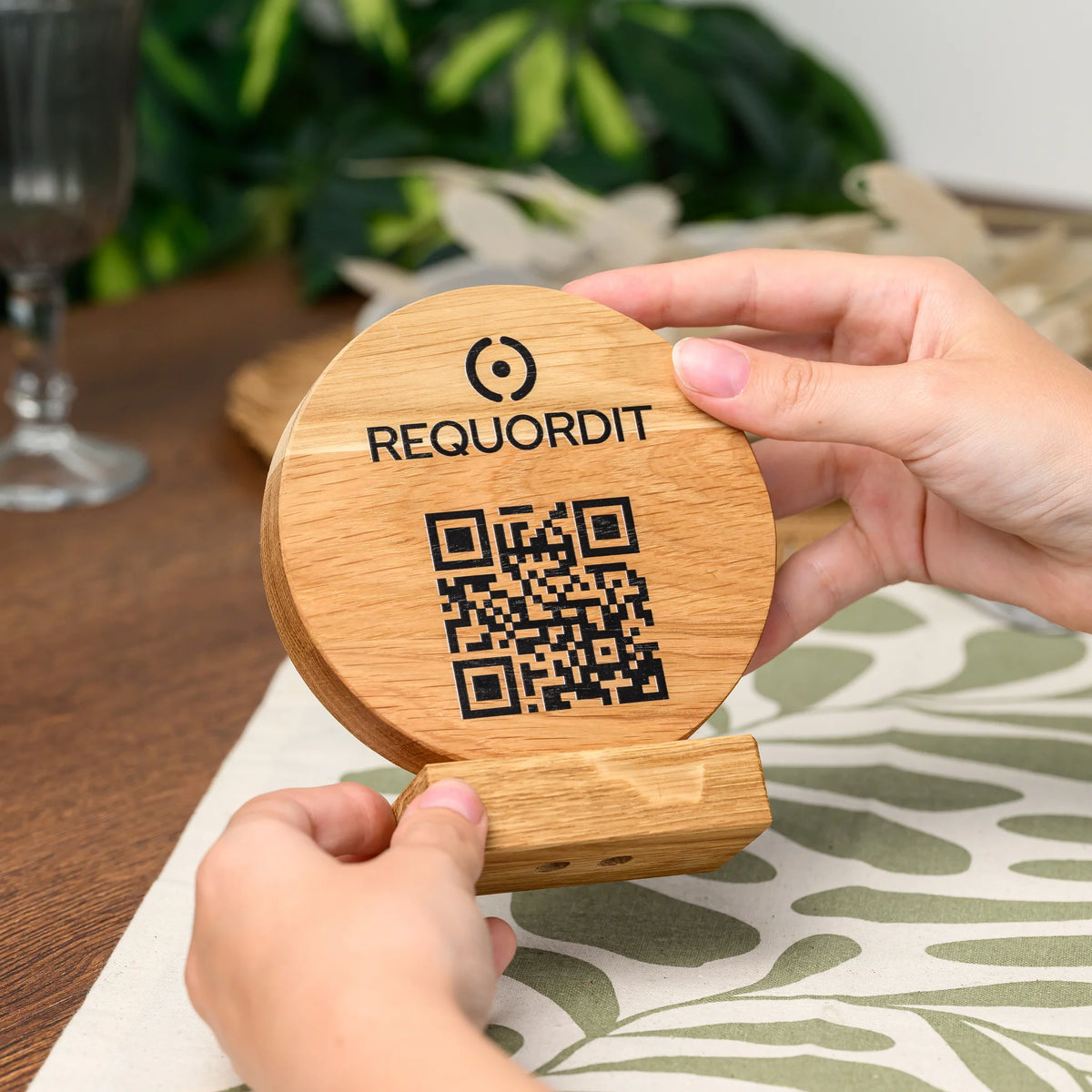 QR стенд дубовий з УФ друком