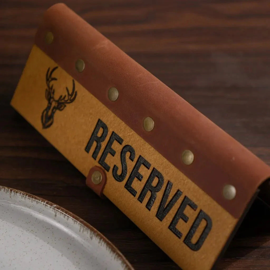 Chic wooden reserve plate for an elegant presentation.