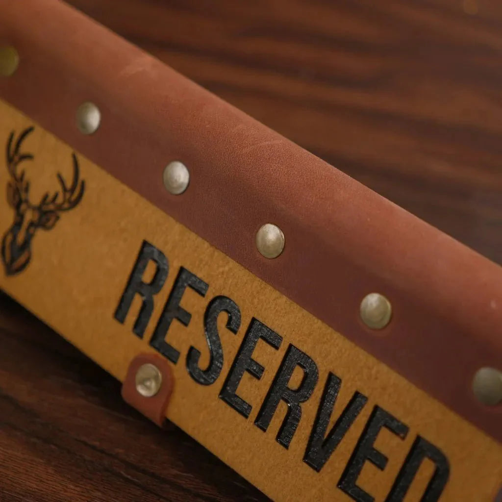 Timeless wooden reserve plate for an authentic restaurant setting.