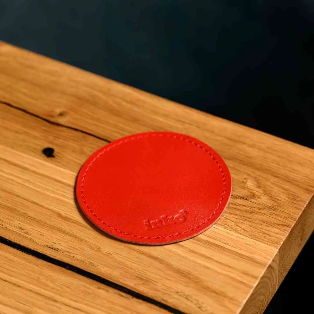 Набір з чотирьох круглих шкіряних підставок Crazy Horse, акуратно складених стопкою.