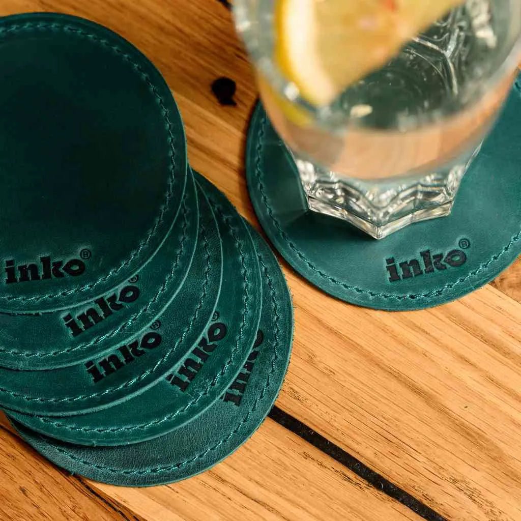 Комплект круглих підставок зі шкіри Crazy Horse на дерев’яному столі