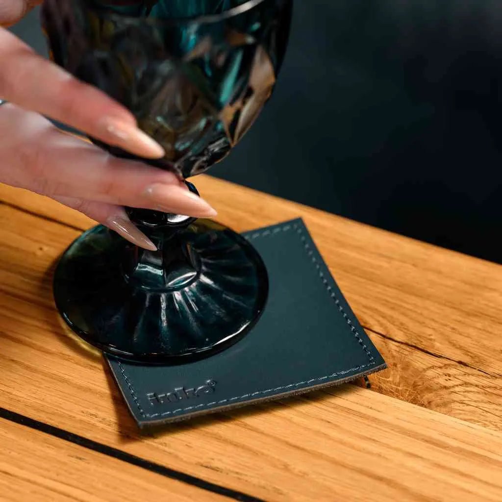 Підставки зі шкіри Capri, що захищають поверхню столу від плям і подряпин