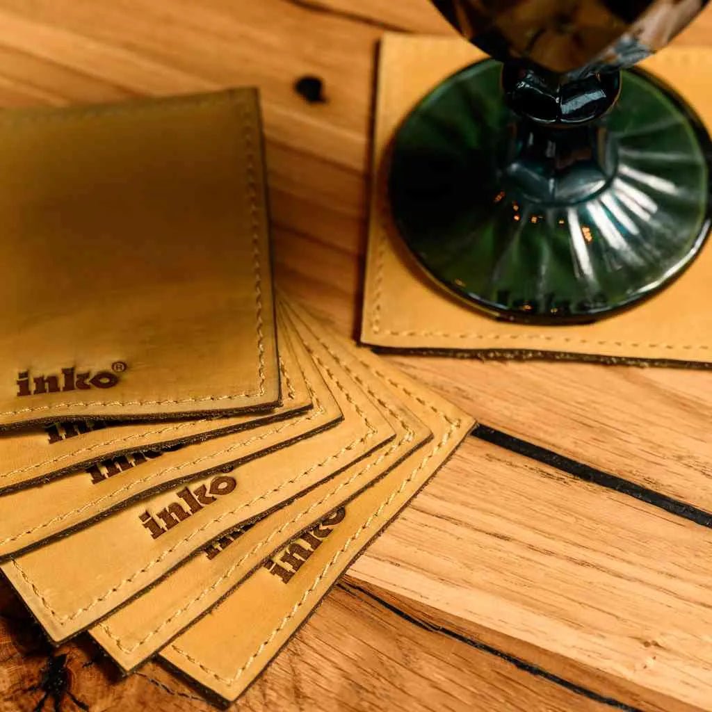 Комплект квадратних підставок зі шкіри Crazy Horse на дерев’яному столі