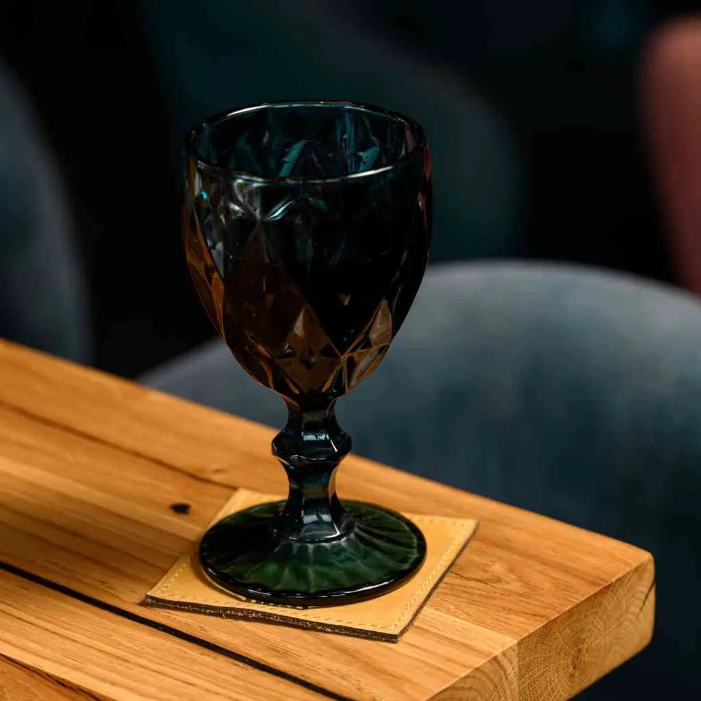 Підставки зі шкіри Crazy Horse, що захищають поверхню столу від плям і подряпин