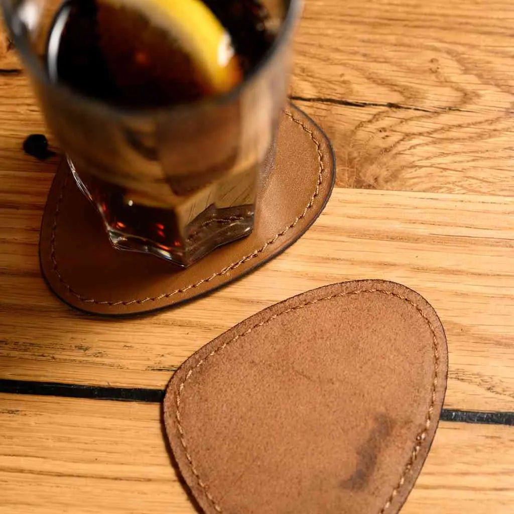 Шкіряні підставки Capri у формі краплі, що захищають поверхню столу