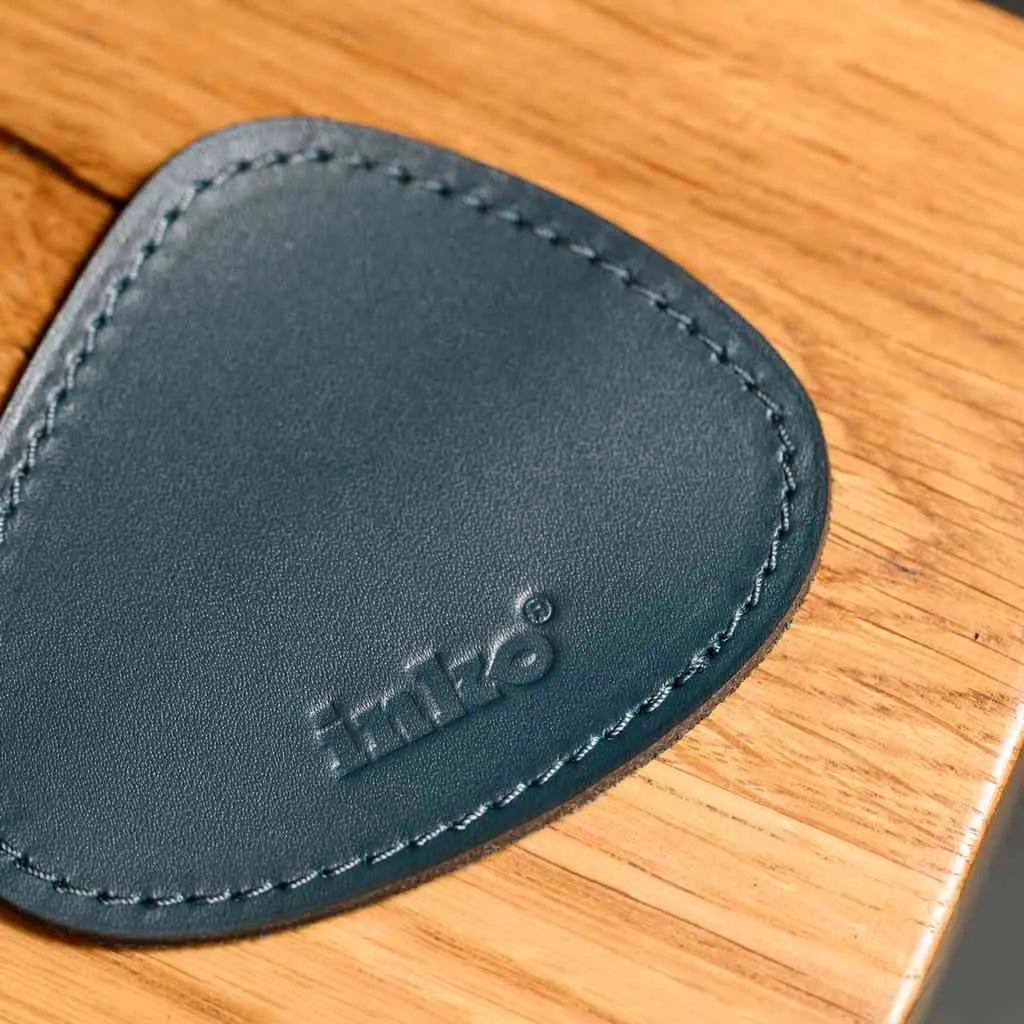 Набір підставок у формі краплі зі шкіри Capri на столі з чашками