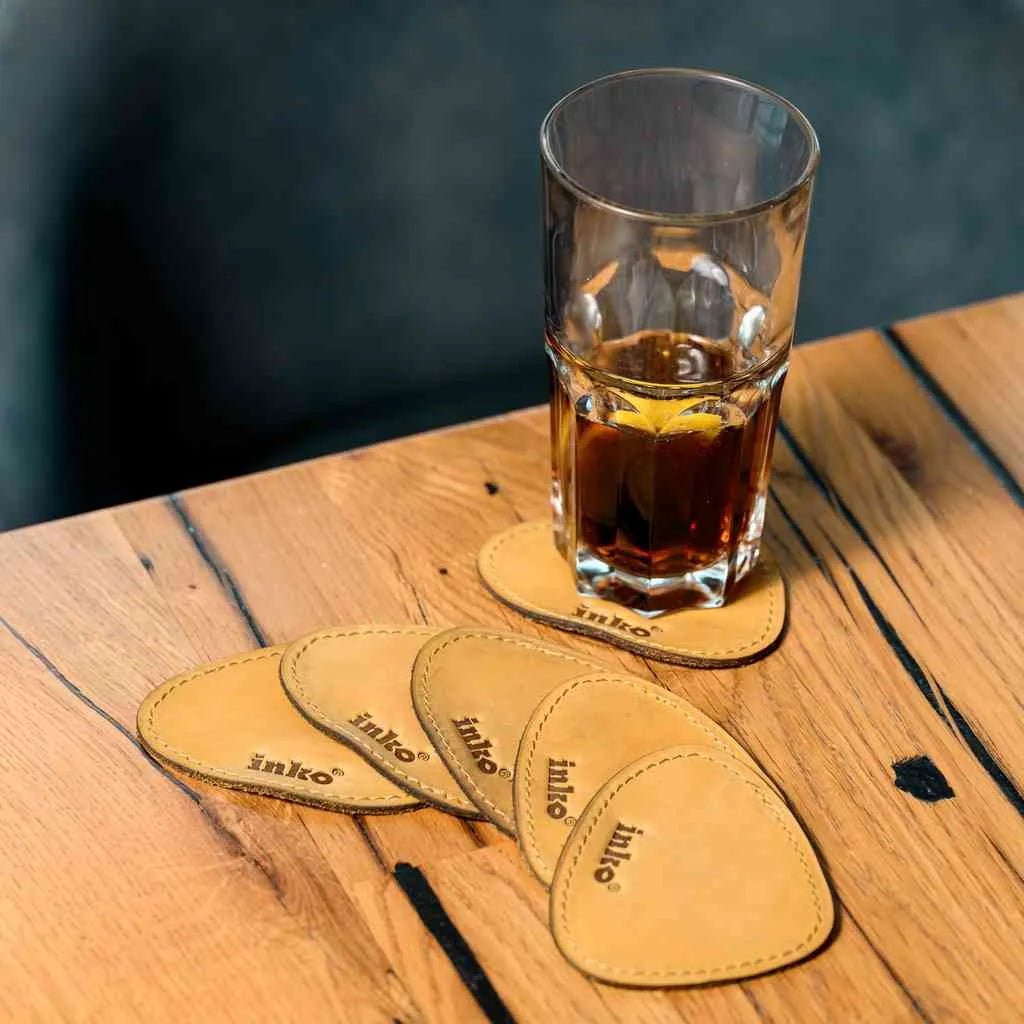 Комплект підставок у формі каплі зі шкіри Crazy Horse на дерев’яному столі