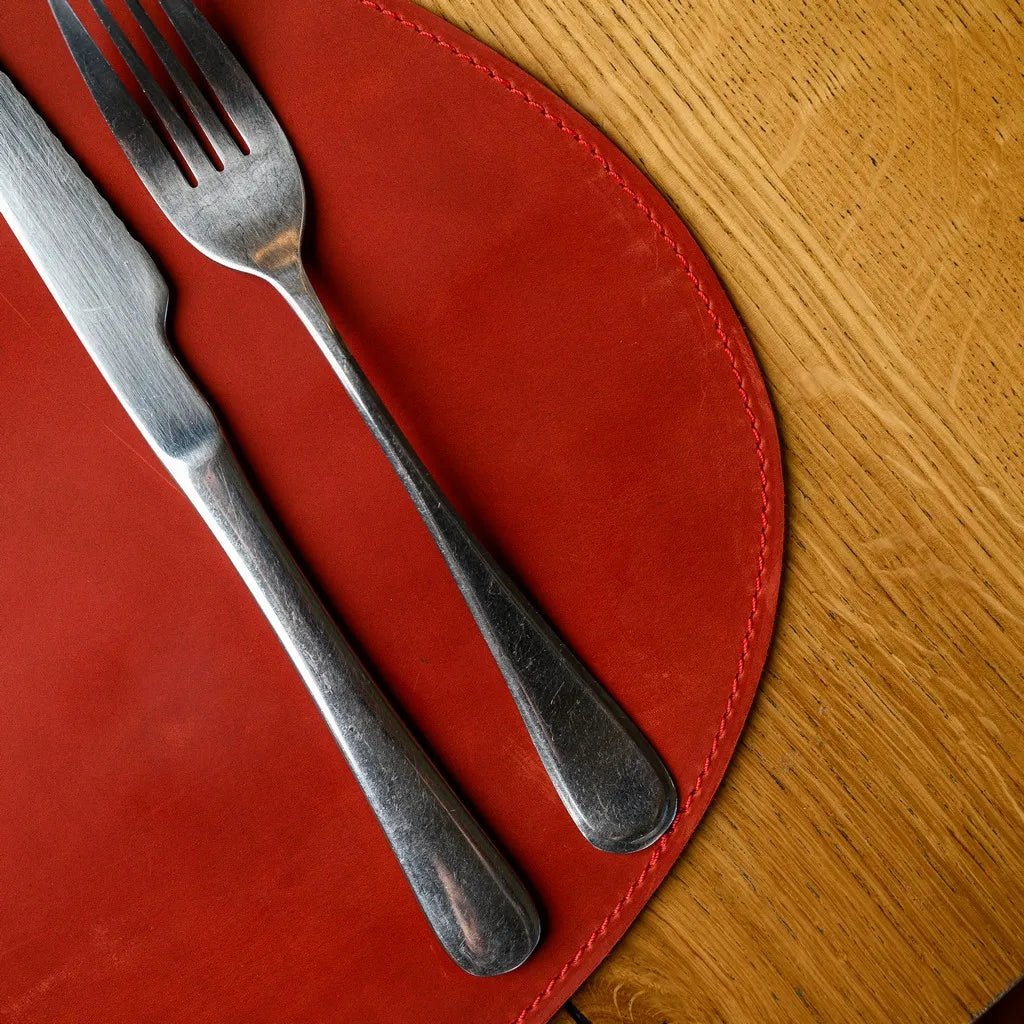 Elegant teardrop leather placemat in Crazy Horse finish, offering a timeless, distressed look. Ideal for home dining, cafes, and luxury restaurant table decor.