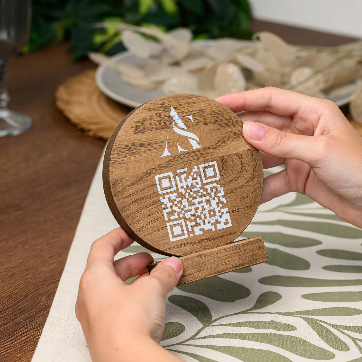 QR стенд дубовый с гравировкой