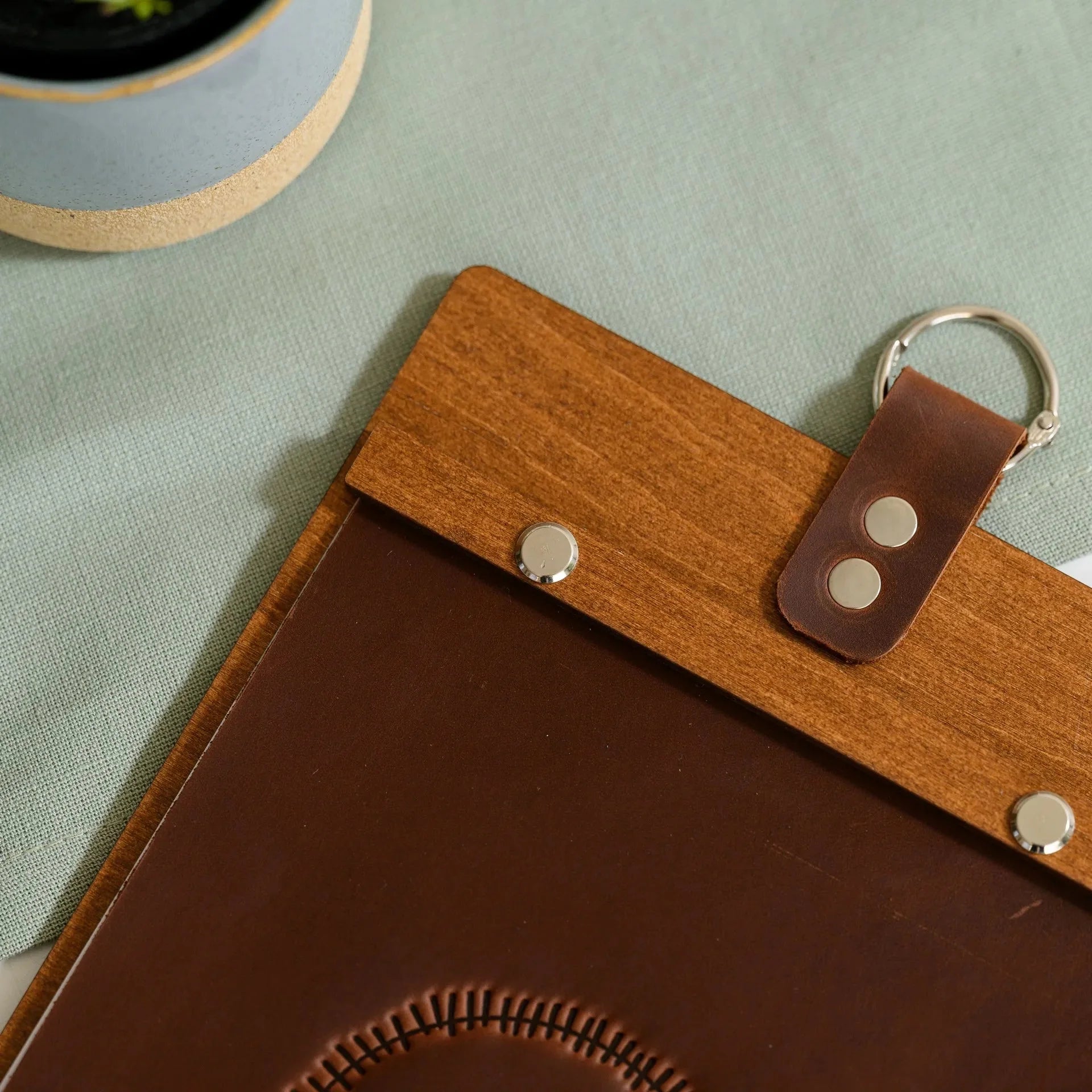 Wooden Menu Board with Crazy Horse Leather Cover and Handling (P02A5) - inkohoreca - shop