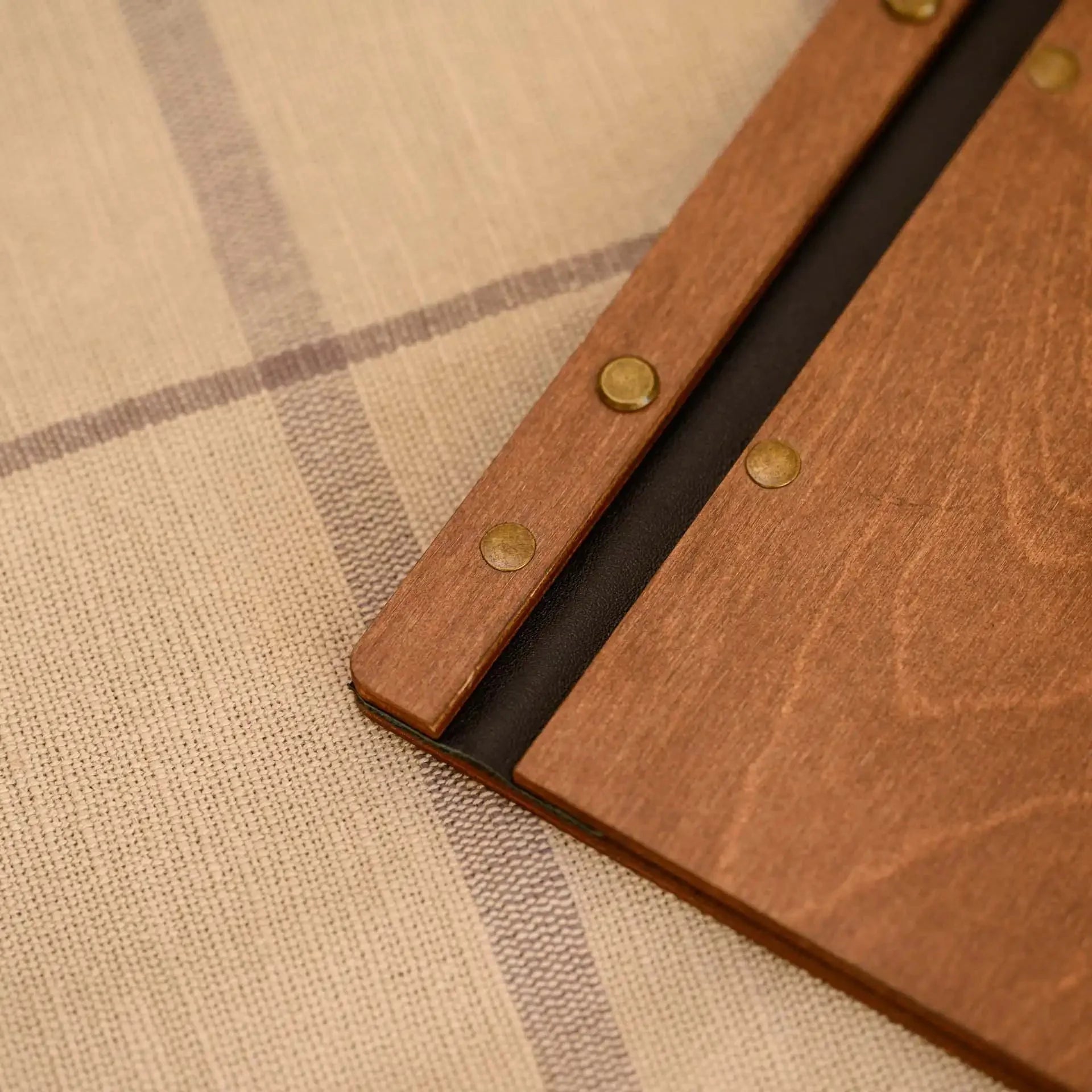 Wooden Menu Holder fastened on Leather Strap (M01A1) - inkohoreca - shop
