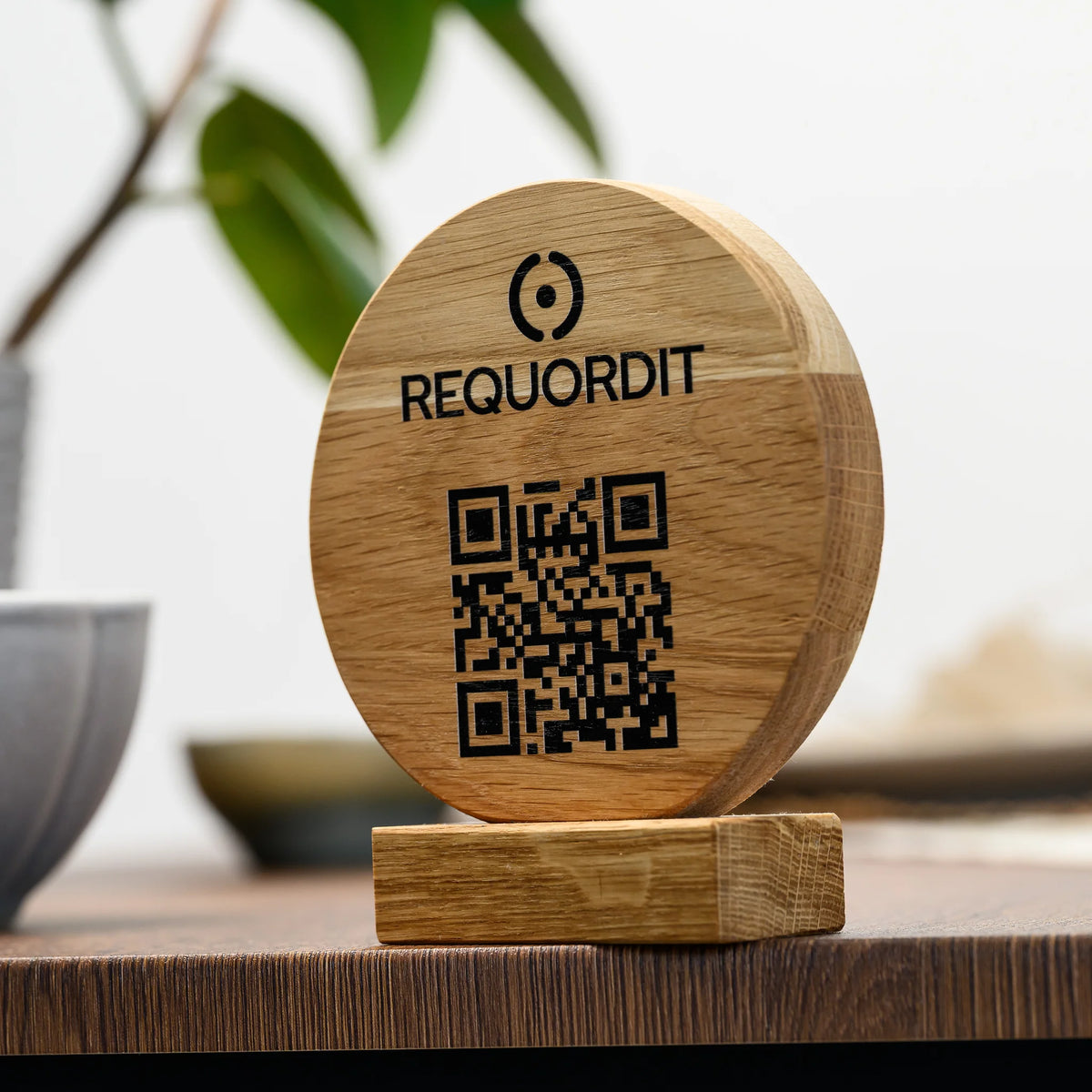 QR стенд дубовый с гравировкой