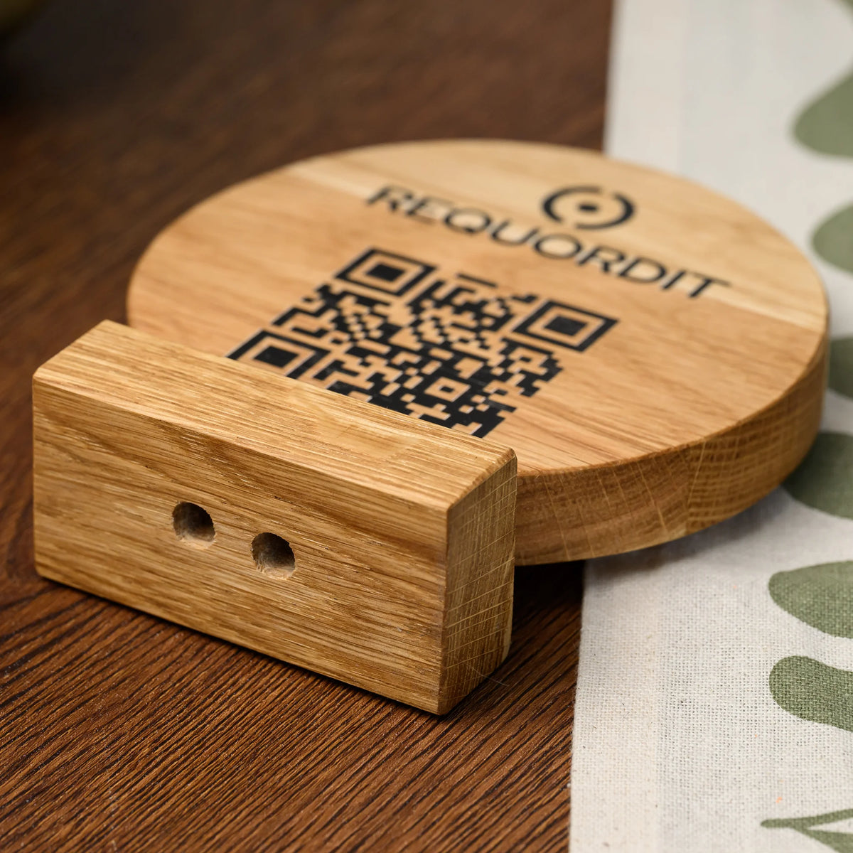 QR стенд дубовый с гравировкой