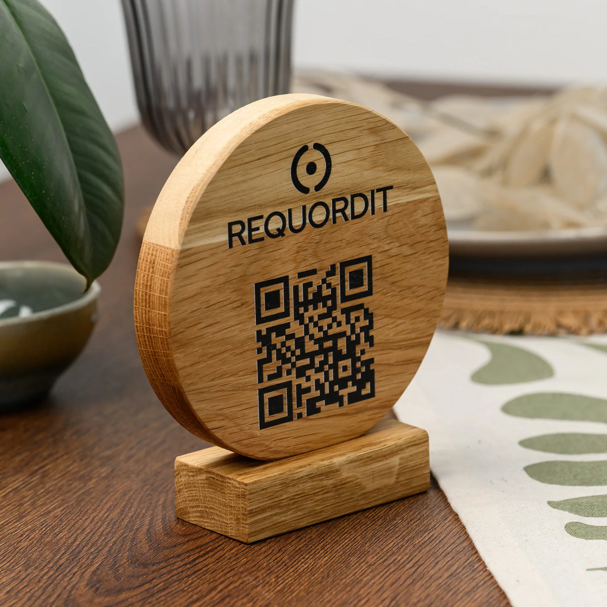 QR стенд дубовый с гравировкой