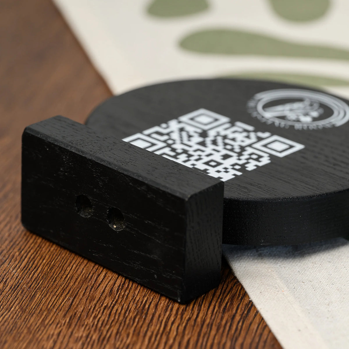QR стенд дубовый с гравировкой