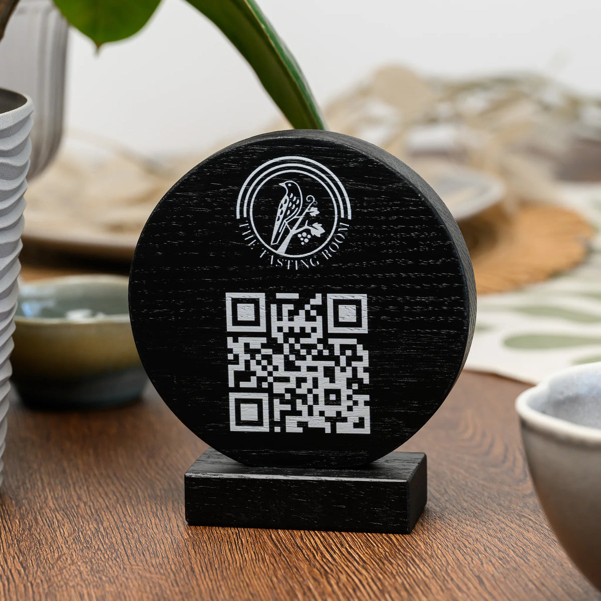 QR стенд дубовый с гравировкой