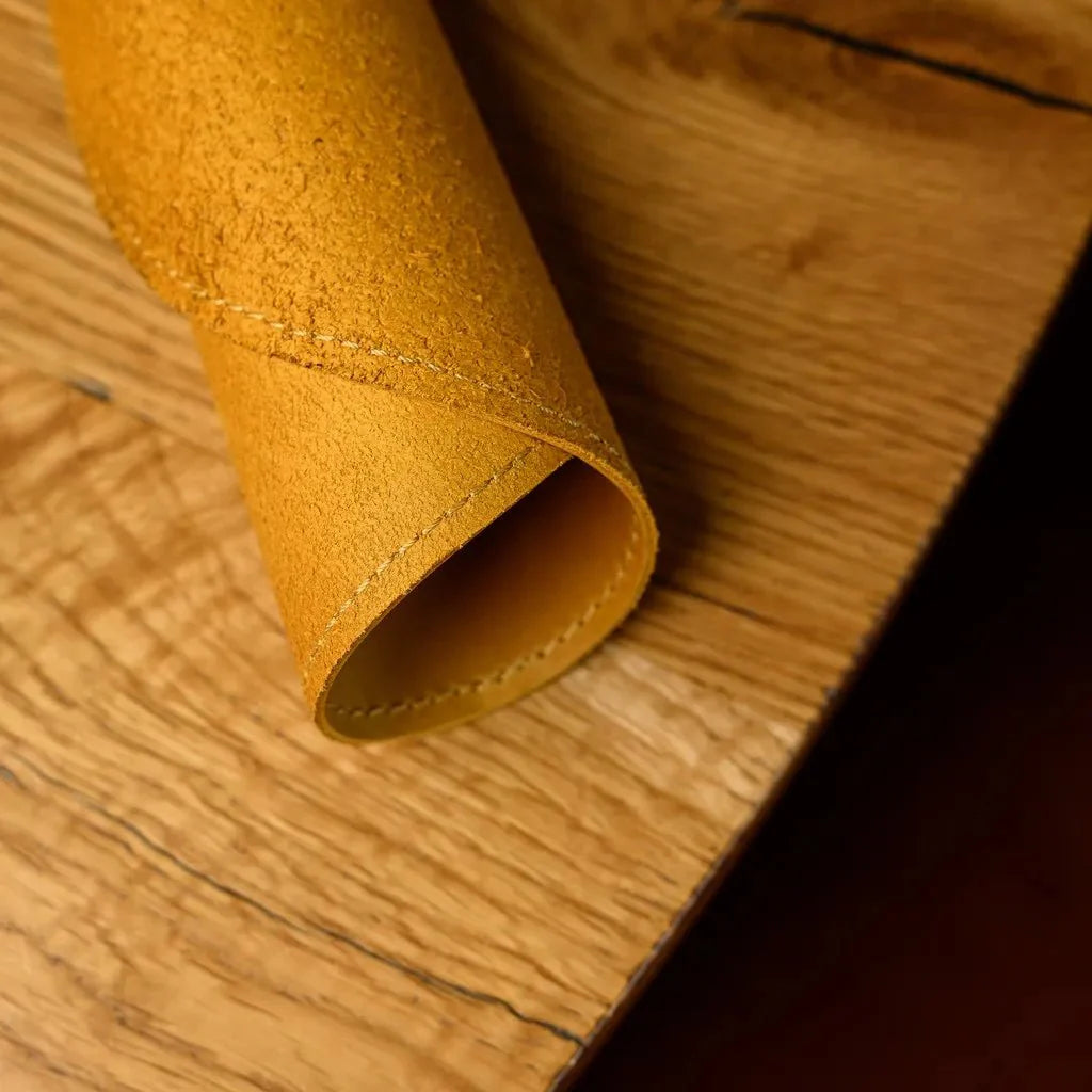 Classic Circle-Shaped Placemat in Crazy Horse leather, known for its rich texture and durability. A stylish, easy-to-clean option for protecting and decorating your table.