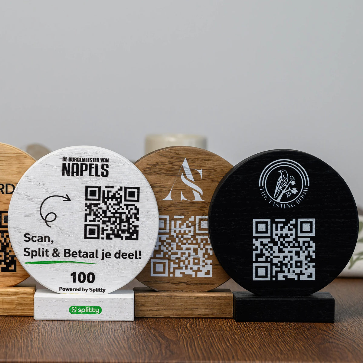 QR стенд дубовый с гравировкой