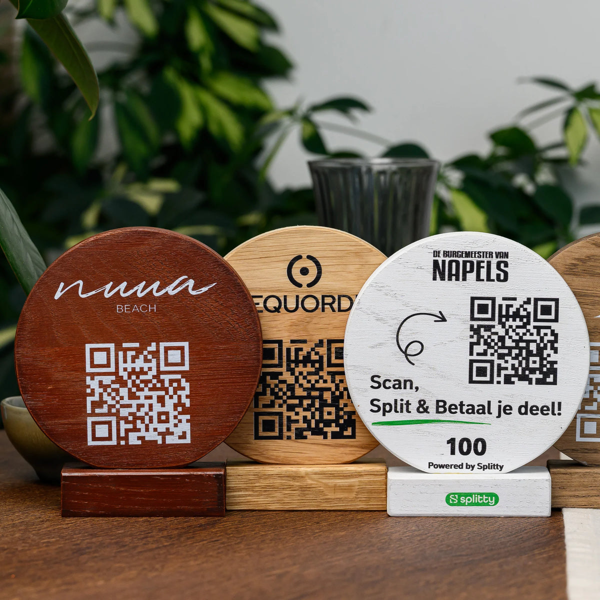 QR стенд дубовый с гравировкой
