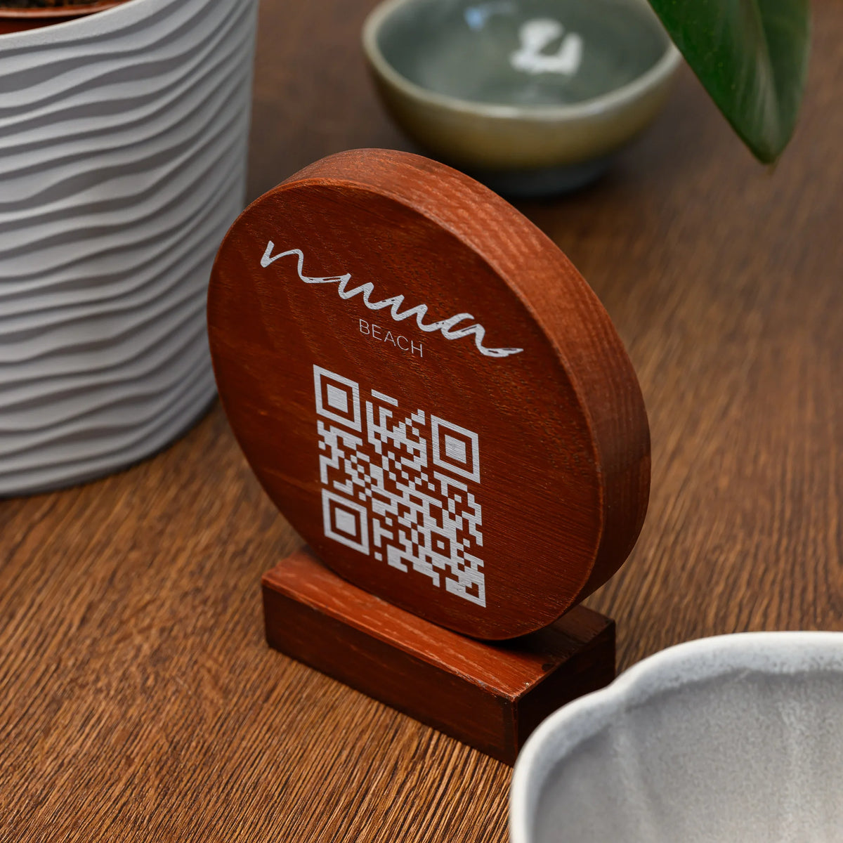 QR стенд дубовый с гравировкой