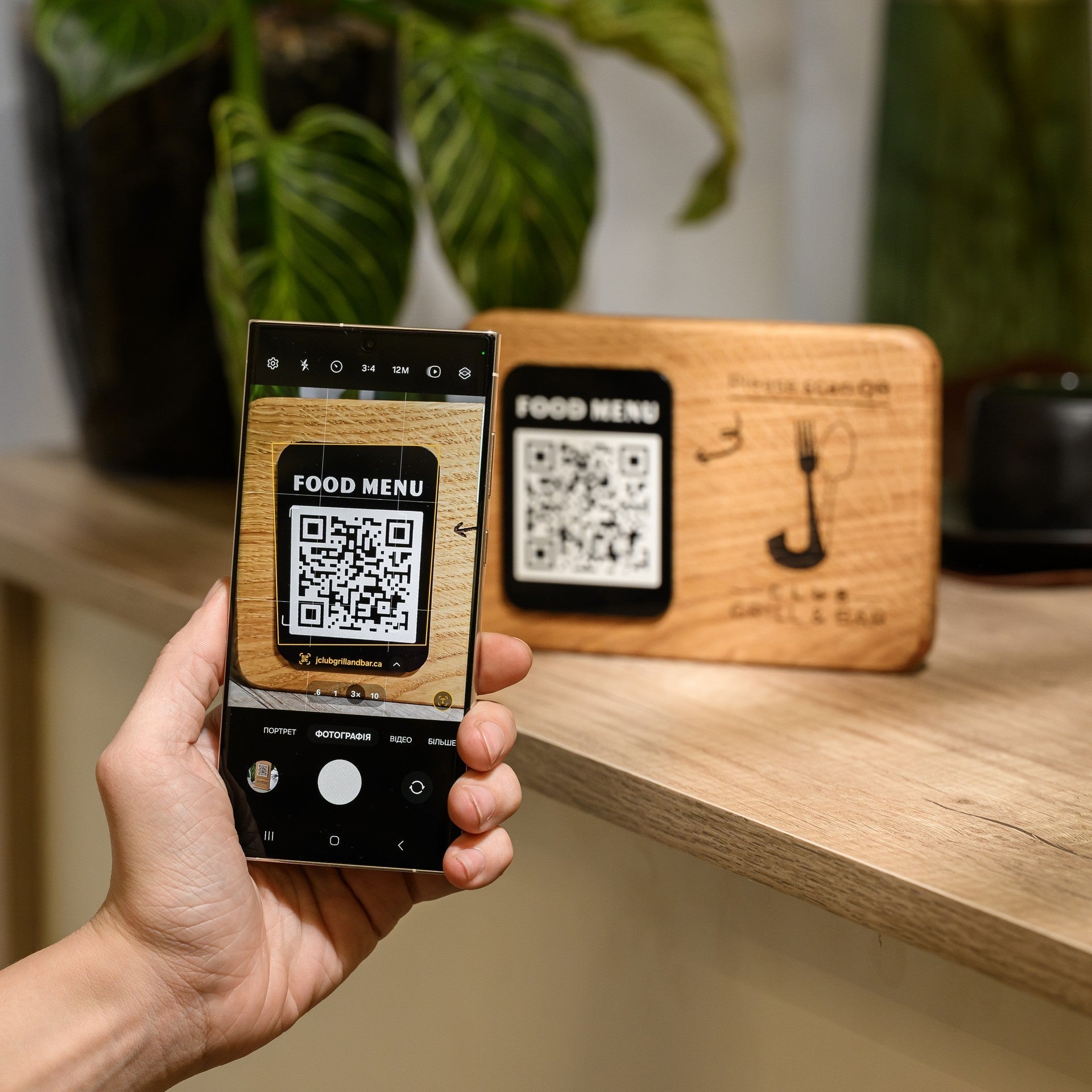 QR Menu Sign on Acrylic Tablet and Oaken base (QW01) - inkohoreca - shop