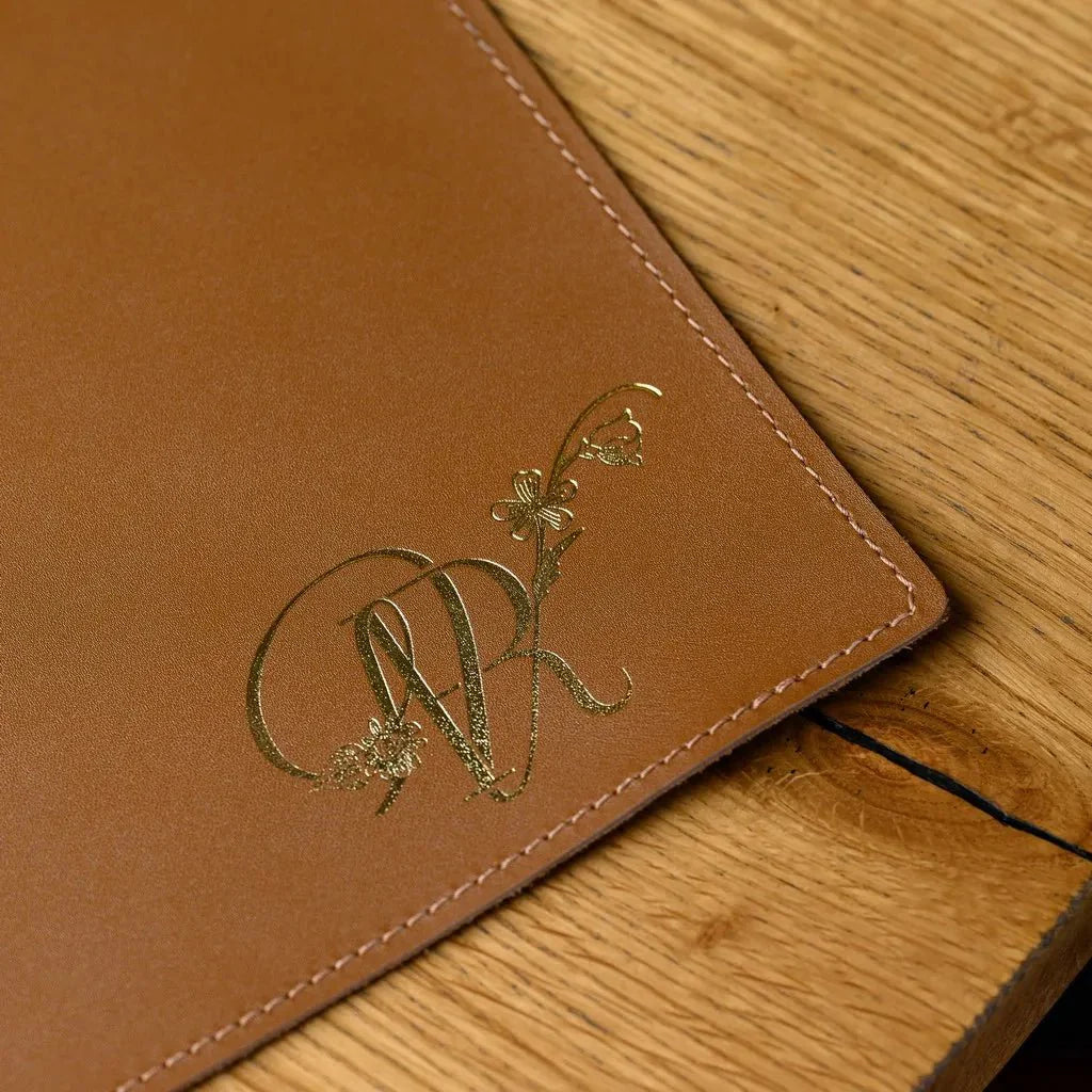 Premium Capri leather placemat in brown – perfect for table protection.