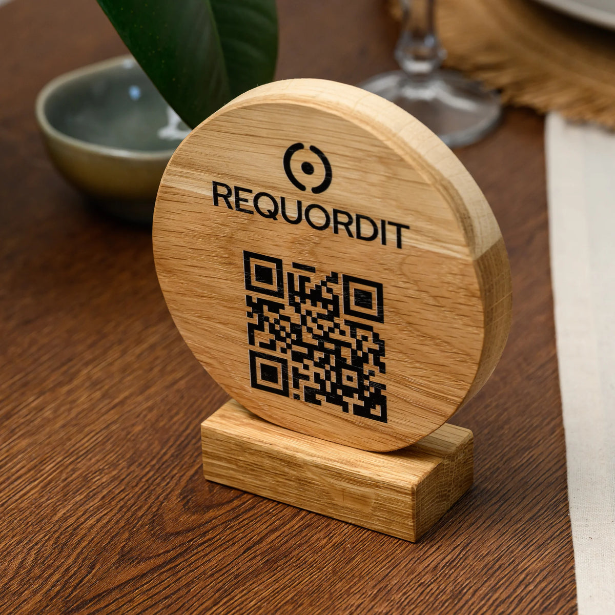 QR стенд дубовый с гравировкой