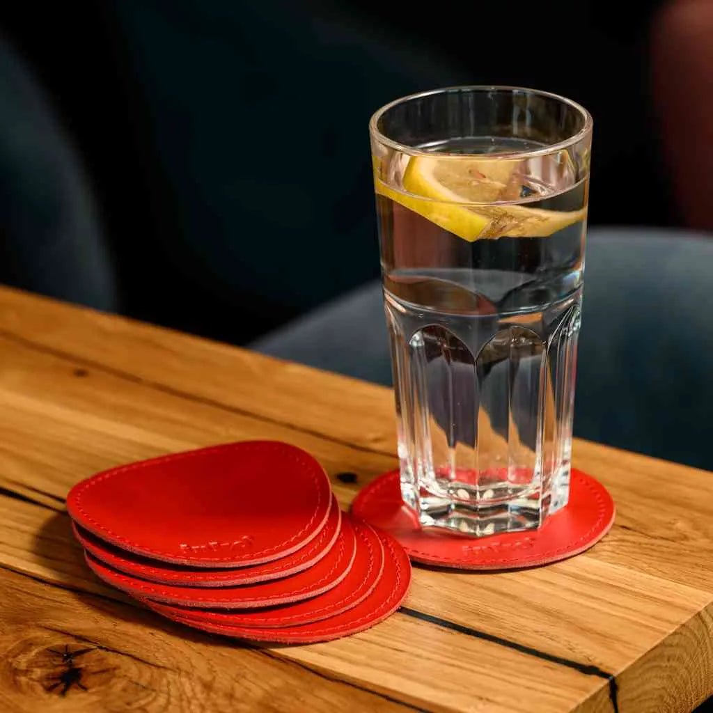 Крупний план, що показує вінтажну текстуру та патину шкіри Crazy Horse на круглій підставці.