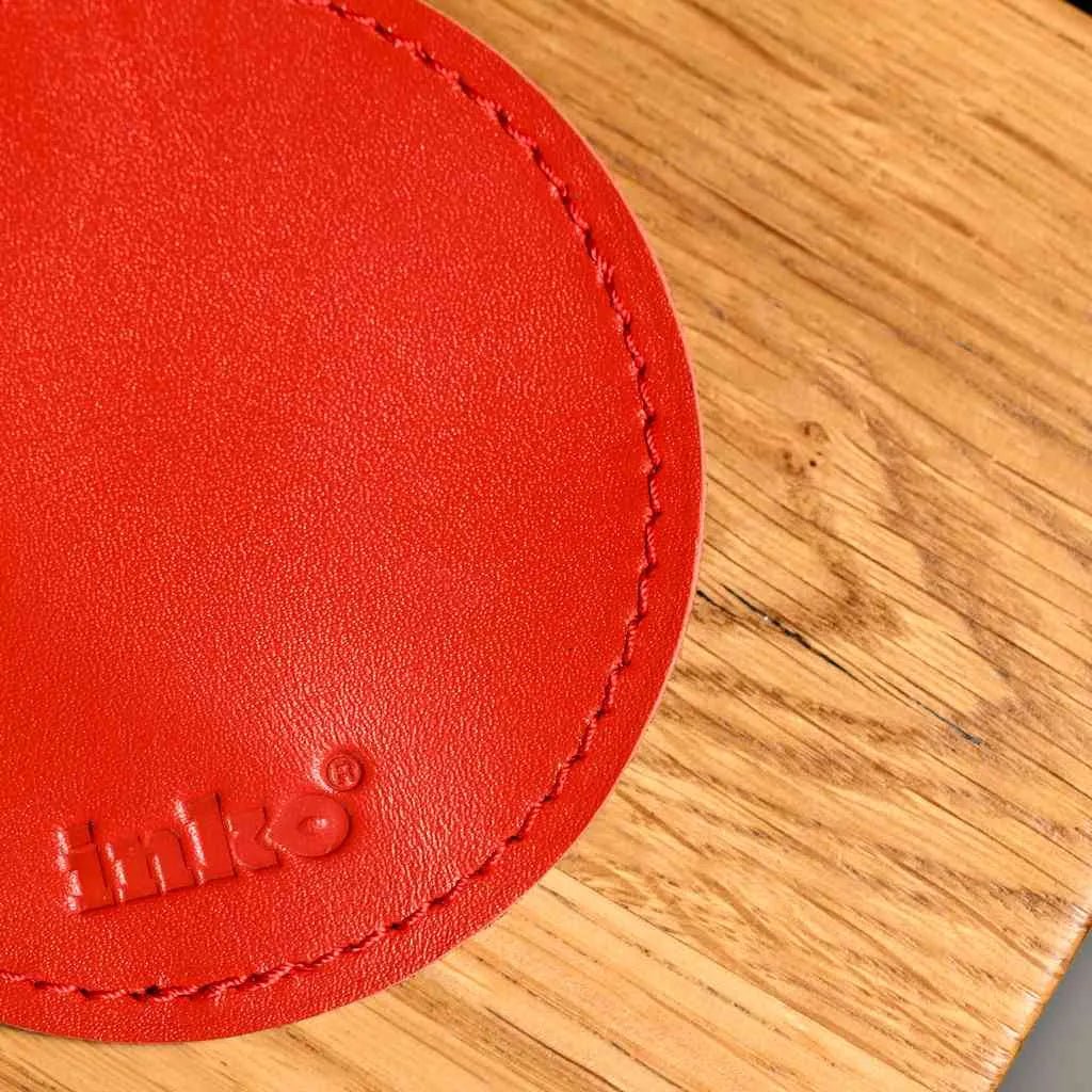 Шкіряна підставка Crazy Horse круглої форми захищає дерев'яний стіл під склянкою віскі.