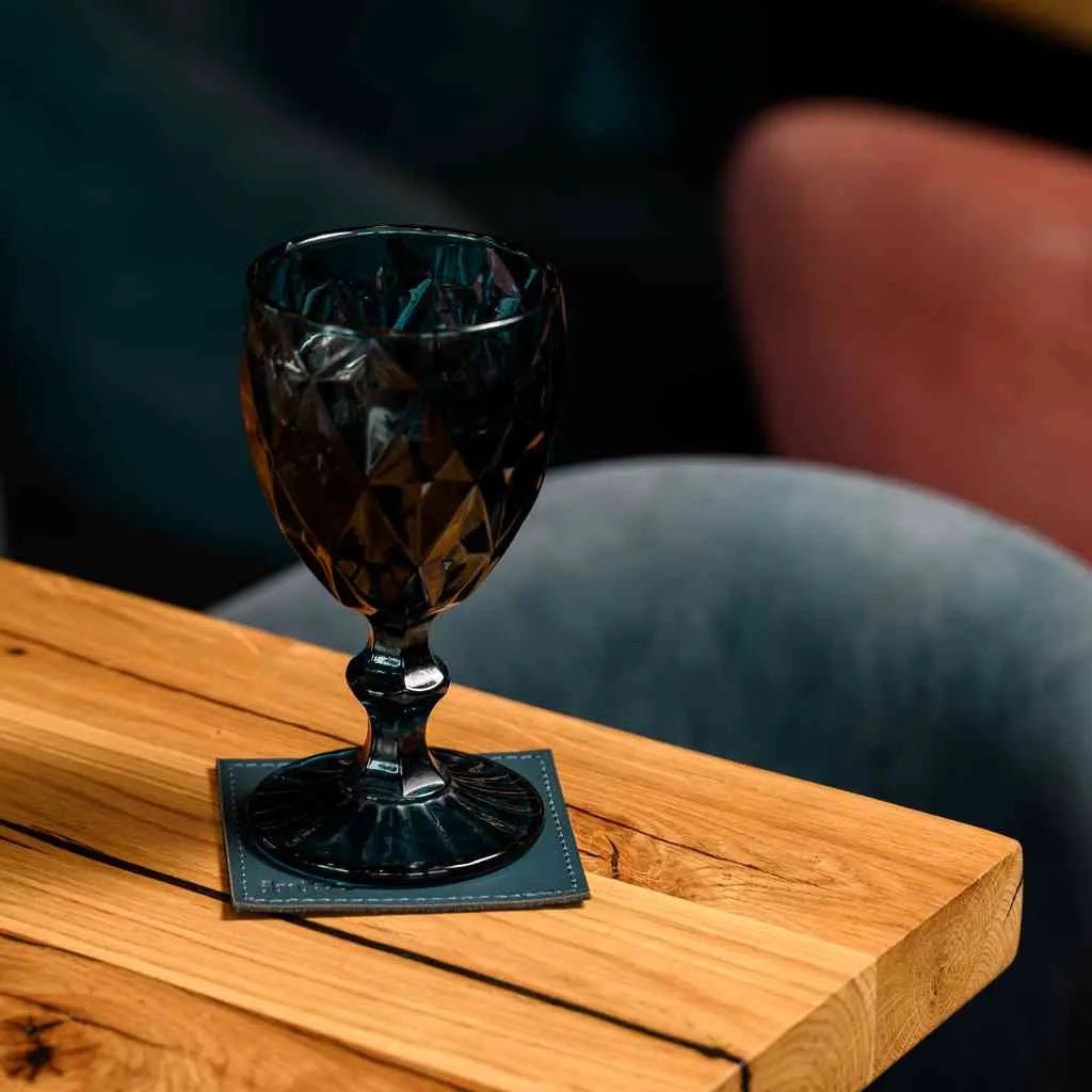 Комплект квадратних підставок для домашнього або ресторанного використання